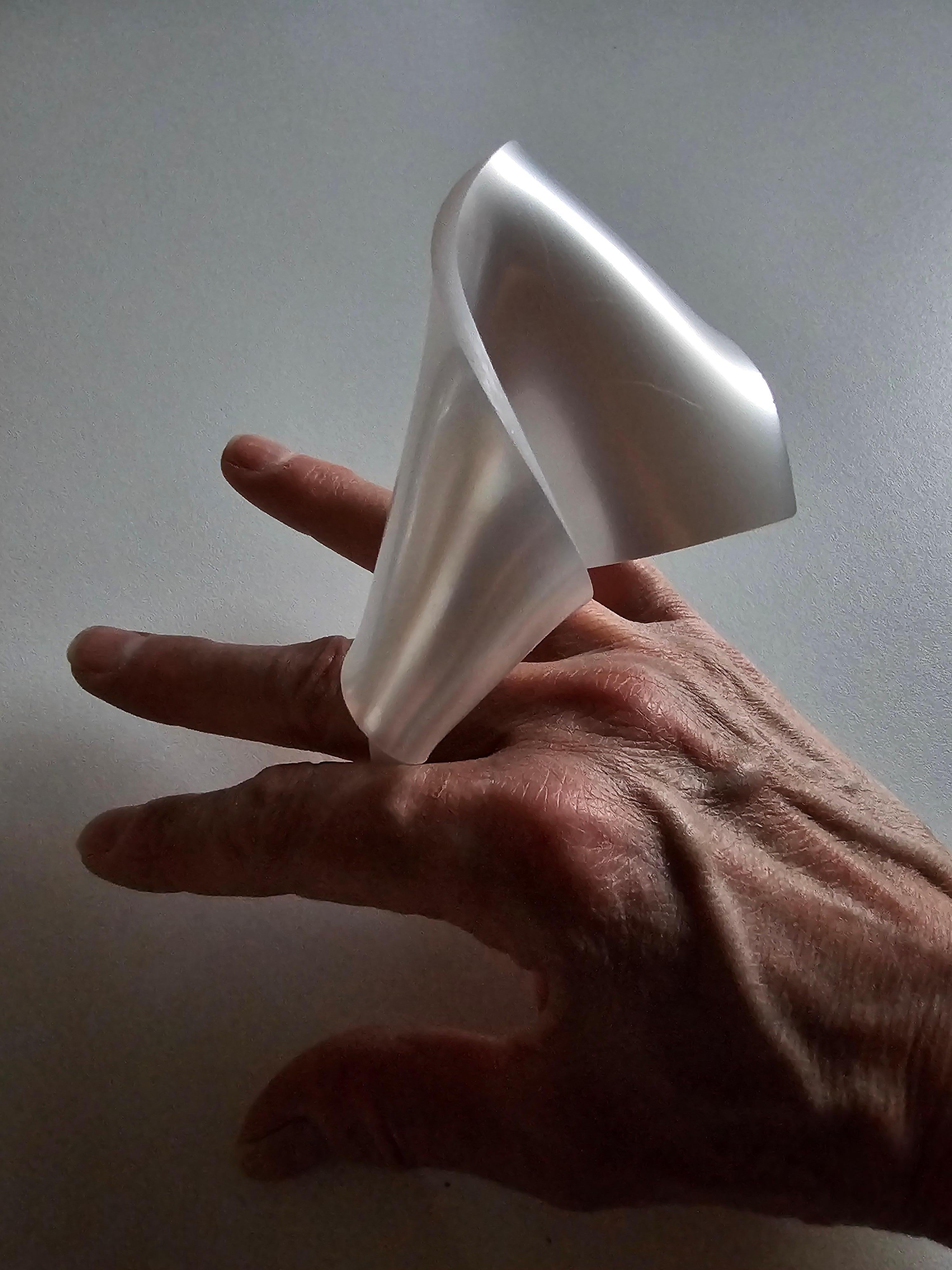 Alina Alamorean White Arum Sculptural Contemporary Statement Ring Altuglass im Angebot 8