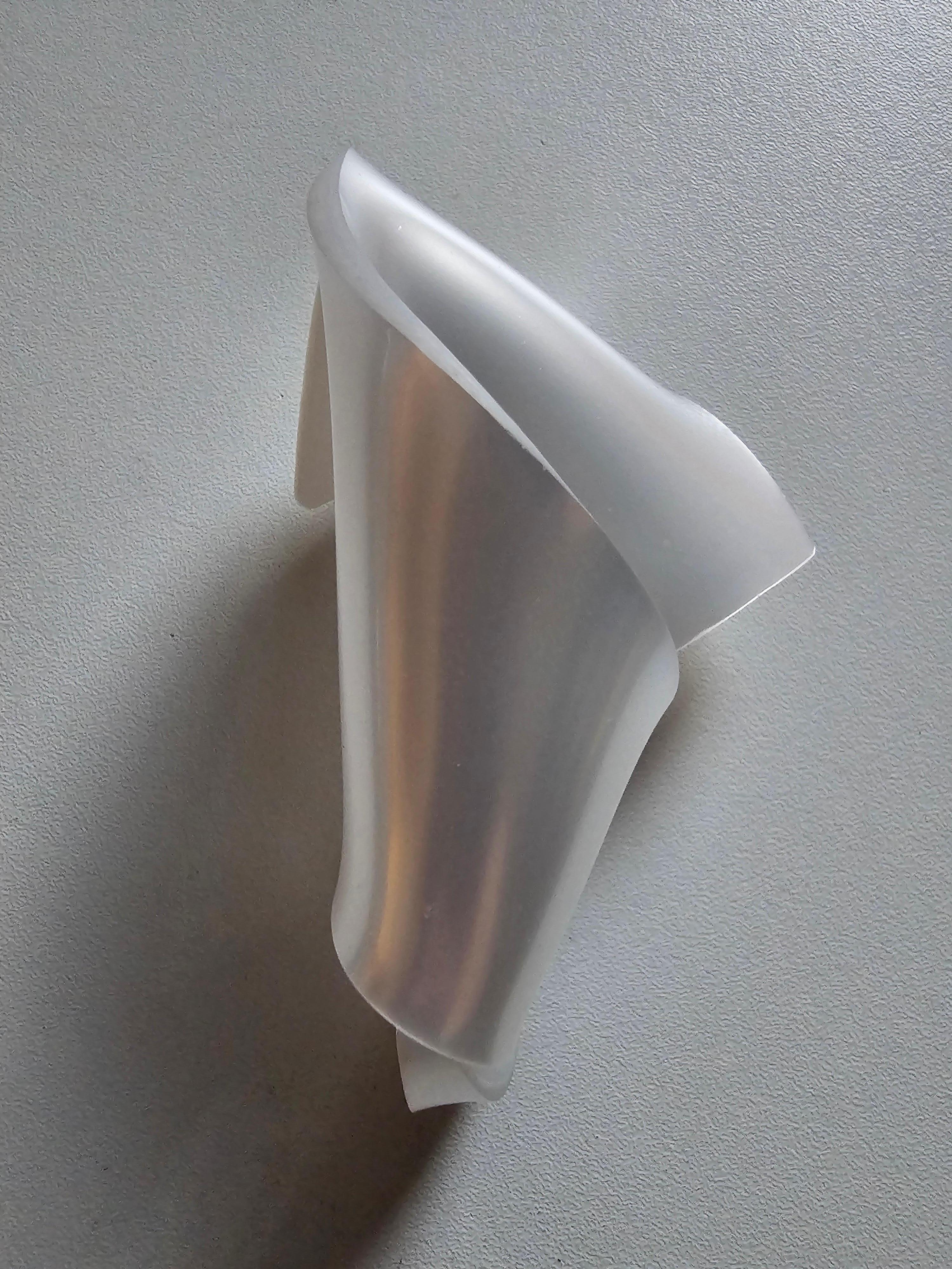 Weißer Arum Sculpture Statement Ring aus glänzendem Perlmutt Altuglas

Einzigartig 

Abmessungen 
cm : L 7 x B 6,5 x H 9,5
in : L 2,75 x B 2,56 x H 3,74
Dicke: 3 mm (0,12 Zoll)

Der Arum Sculptural White Ring aus glänzendem Perlmutt-Altglas ist eine