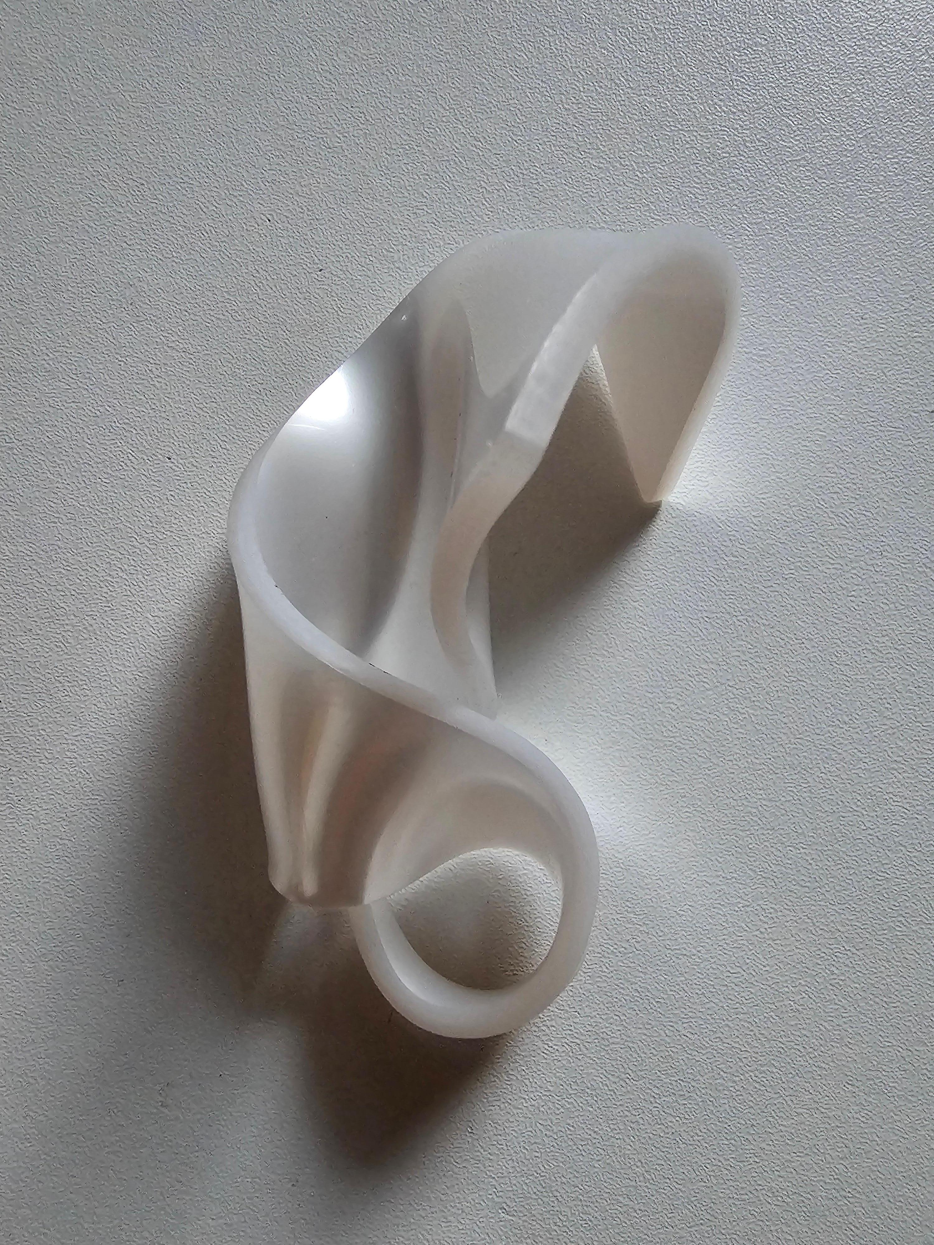 Alina Alamorean White Arum Sculptural Contemporary Statement Ring Altuglass (Zeitgenössisch) im Angebot