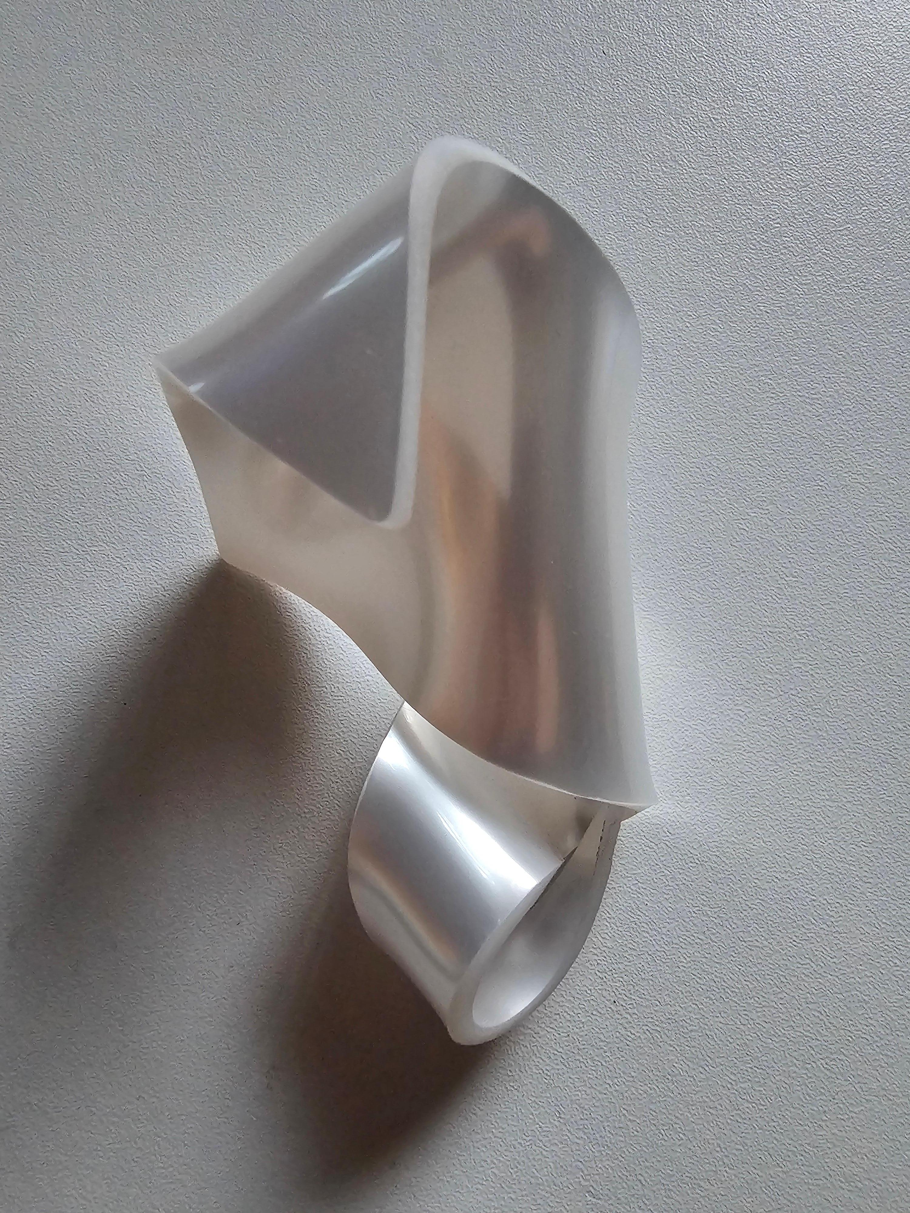 Alina Alamorean White Arum Sculptural Contemporary Statement Ring Altuglass im Zustand „Neu“ im Angebot in Fresnes, IDF