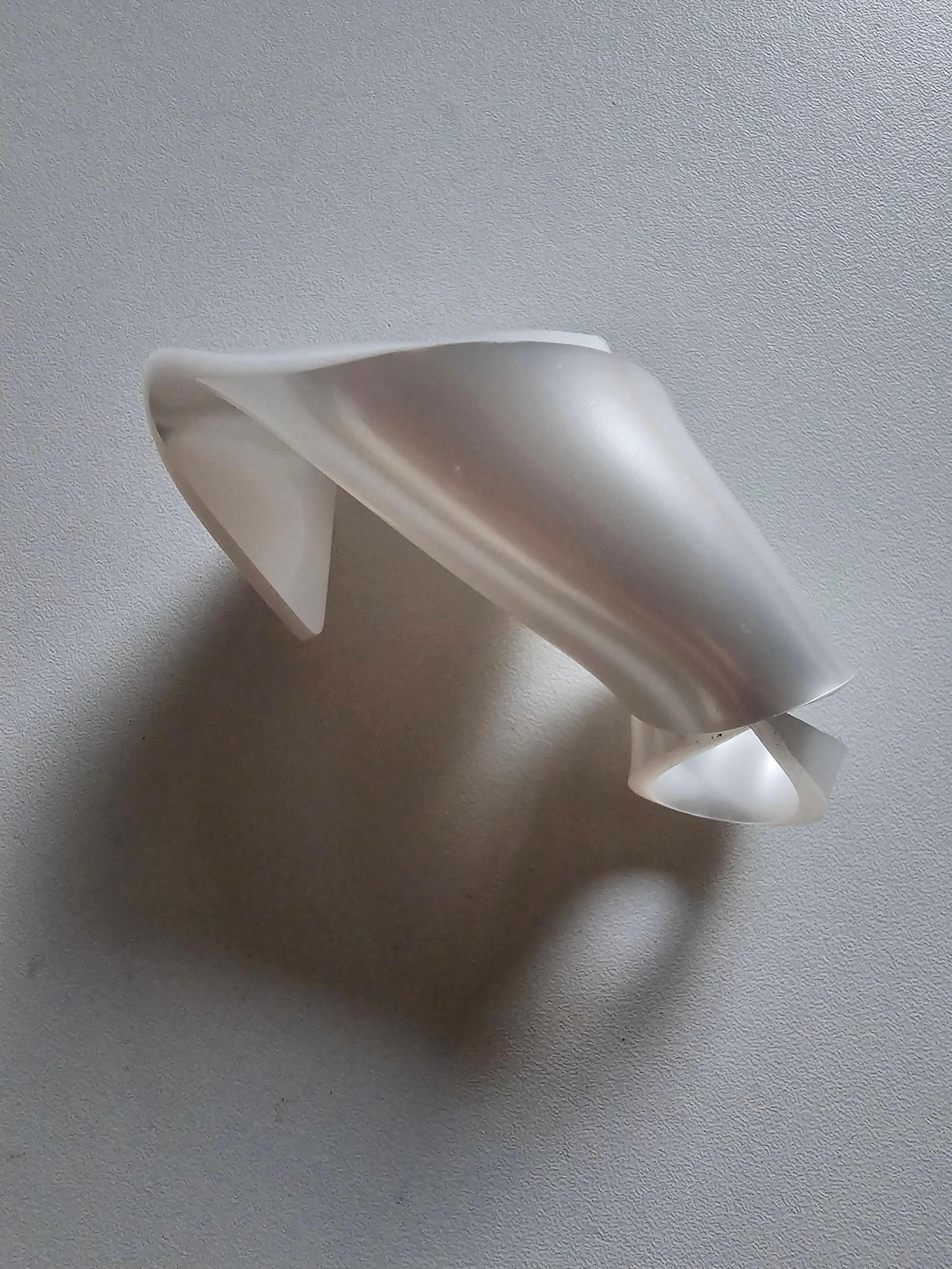 Alina Alamorean White Arum Sculptural Contemporary Statement Ring Altuglass Damen im Angebot