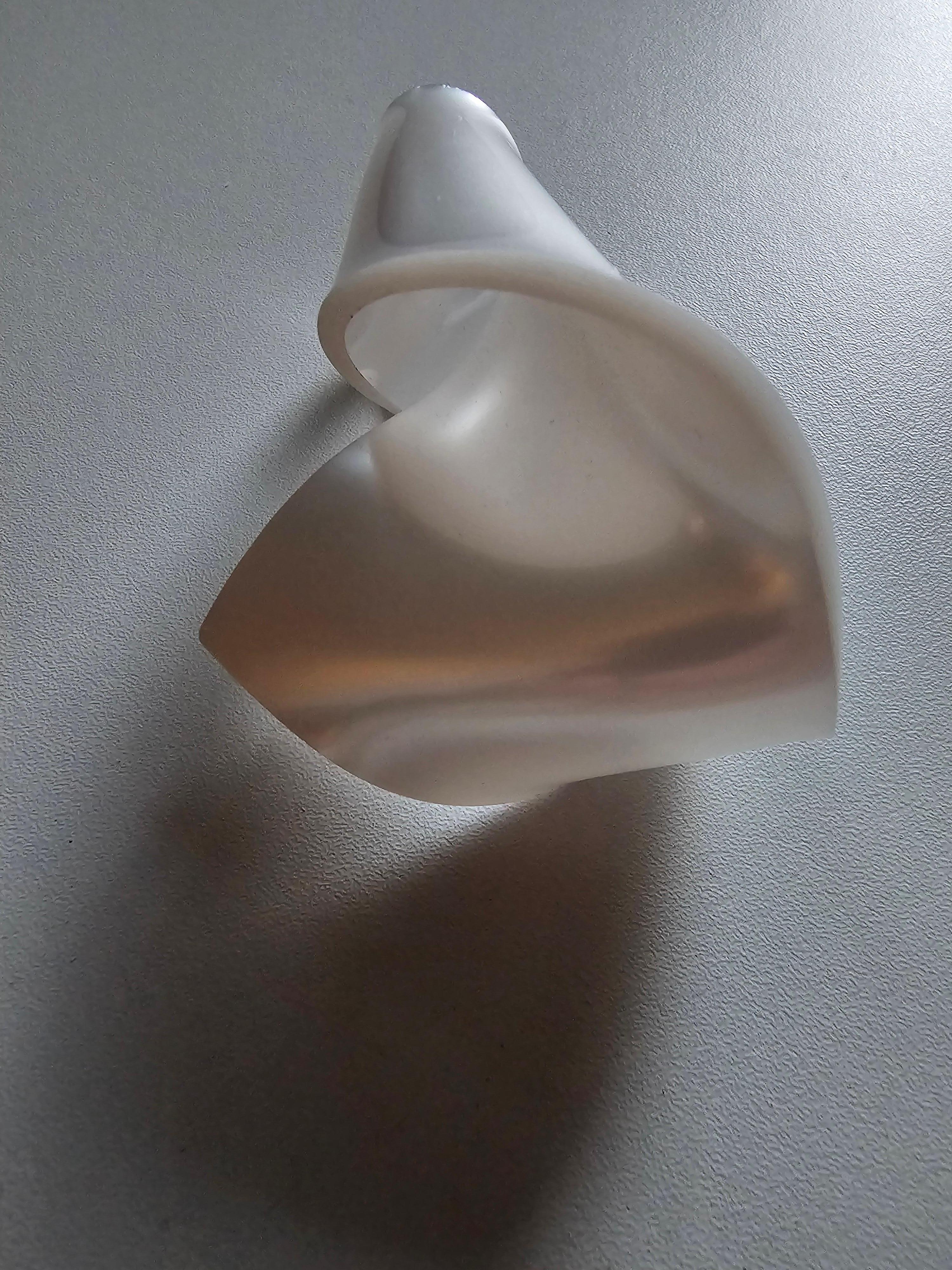 Alina Alamorean White Arum Sculptural Contemporary Statement Ring Altuglass im Angebot 2