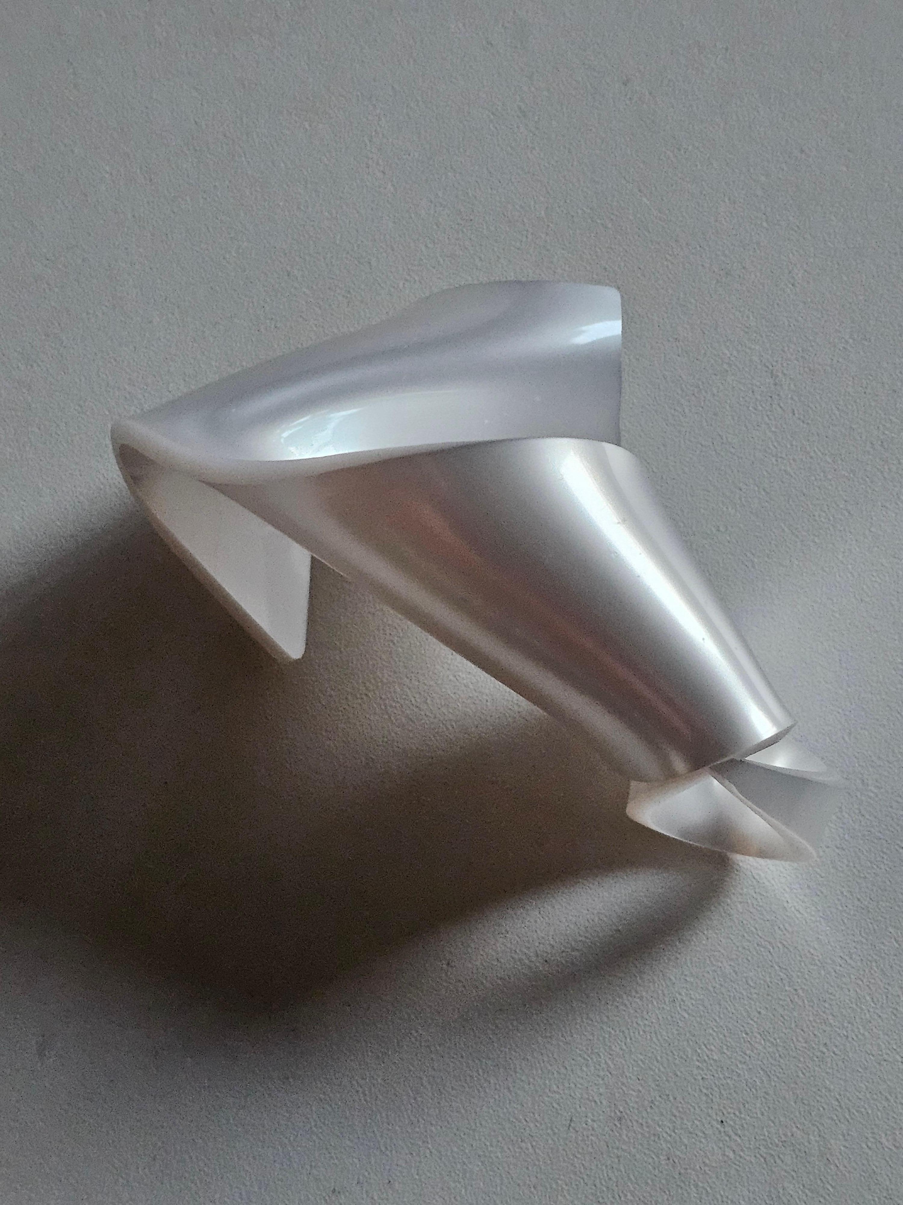 Alina Alamorean White Arum Sculptural Contemporary Statement Ring Altuglass im Angebot 3