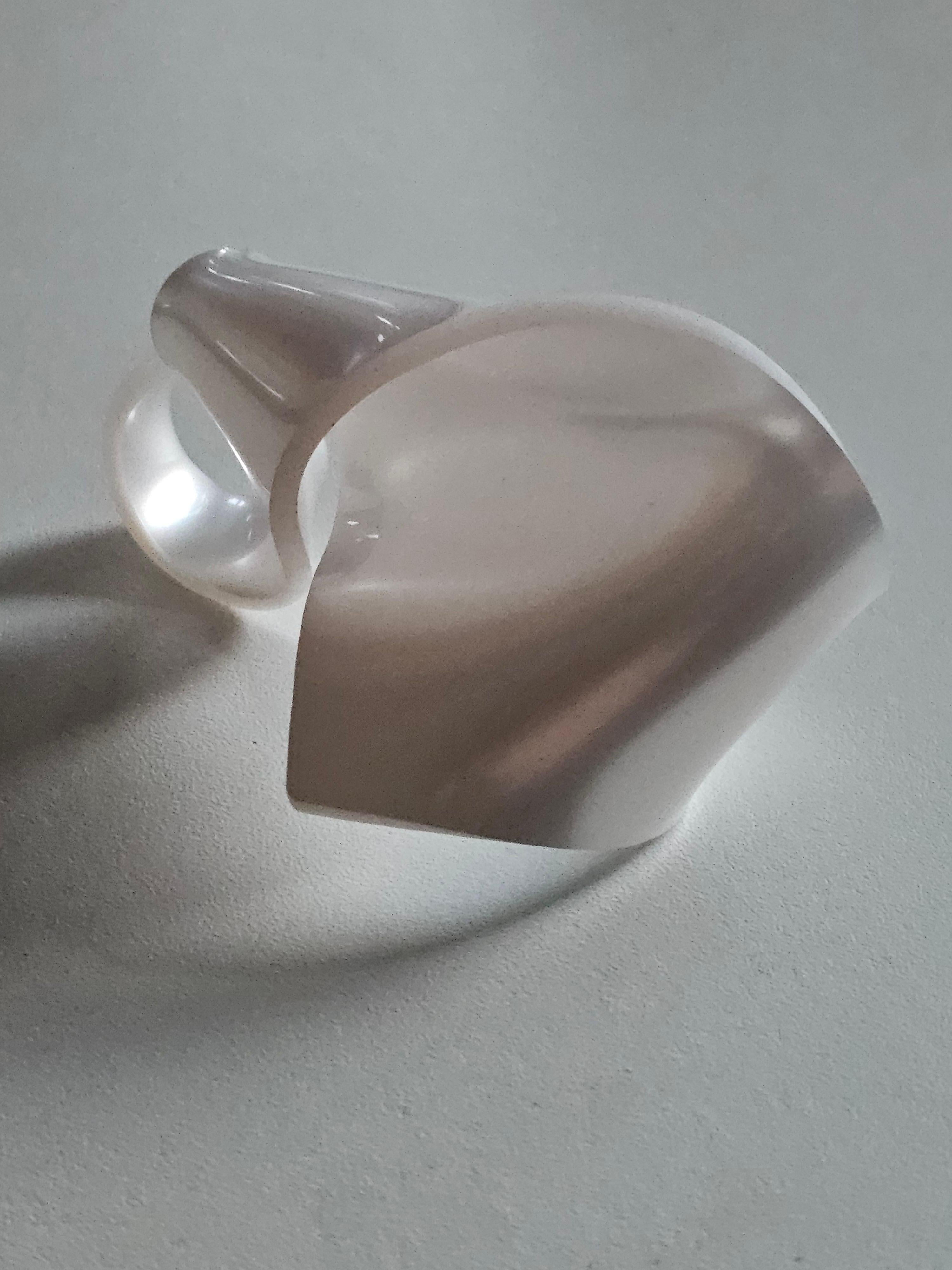 Alina Alamorean White Arum Sculptural Contemporary Statement Ring Altuglass im Angebot 4