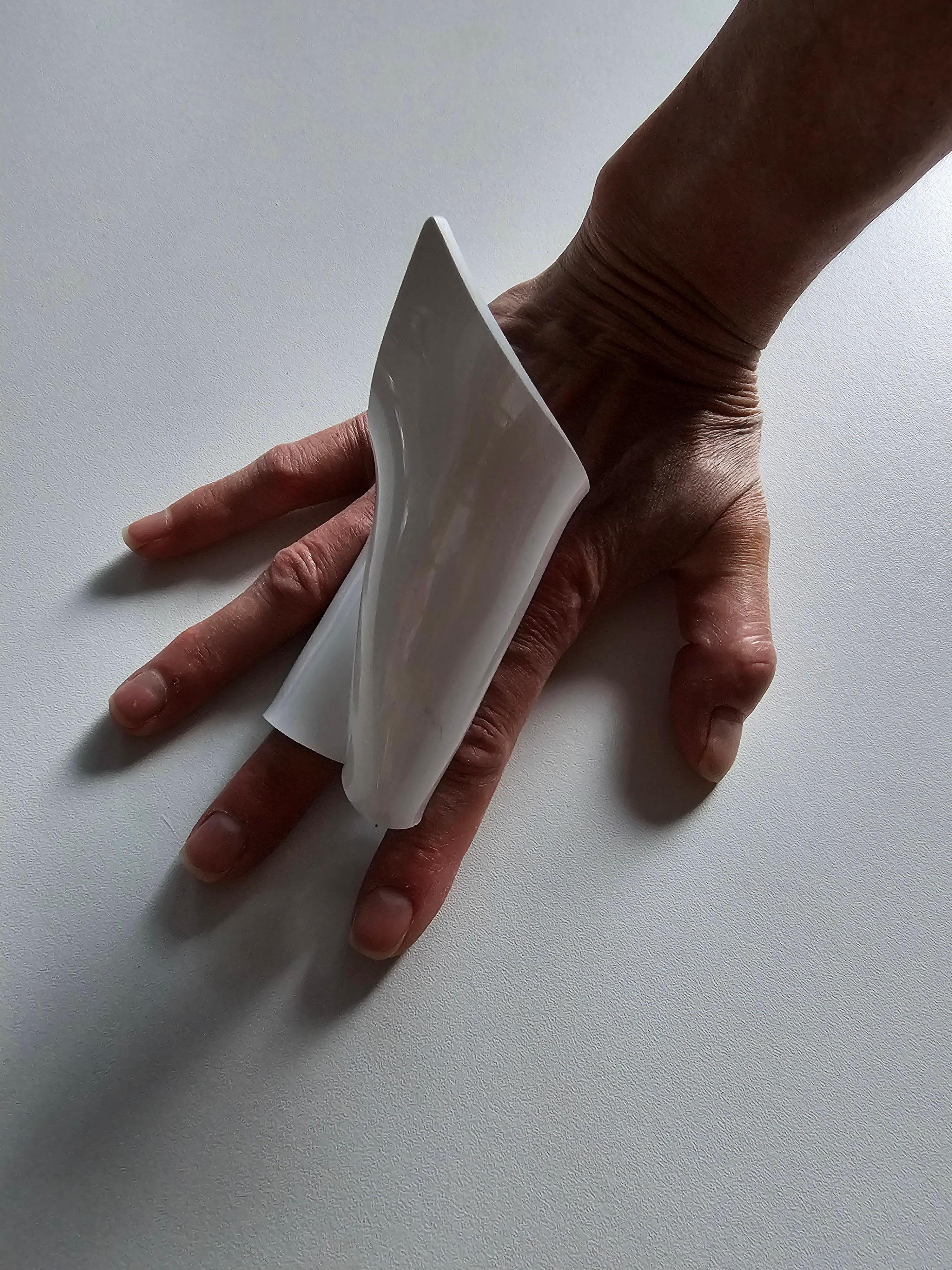 Alina Alamorean Colomba Bianca Anello scultoreo contemporaneo Altuglass in vendita 6