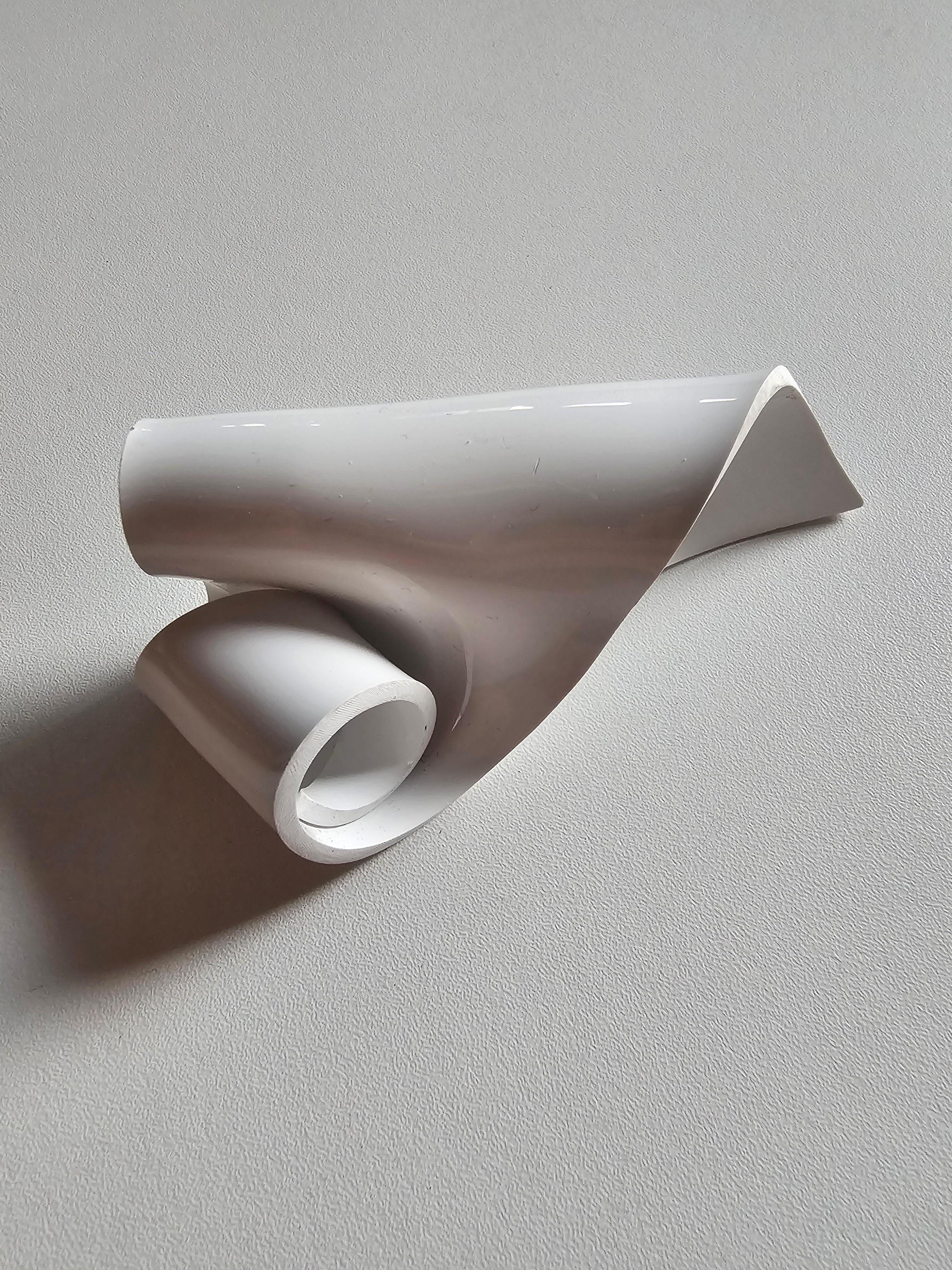 Anello con scultura di colomba bianca in Altuglass bianco brillante

Unico 

Dimensioni 
cm: L 4 x L 11 x H 10
in : L 1,57 x L 4,33 x H 3,93
Spessore: 3 mm ( 0.12 in )

L'anello scultoreo White Dove in altuglass bianco lucido è una scultura mistica