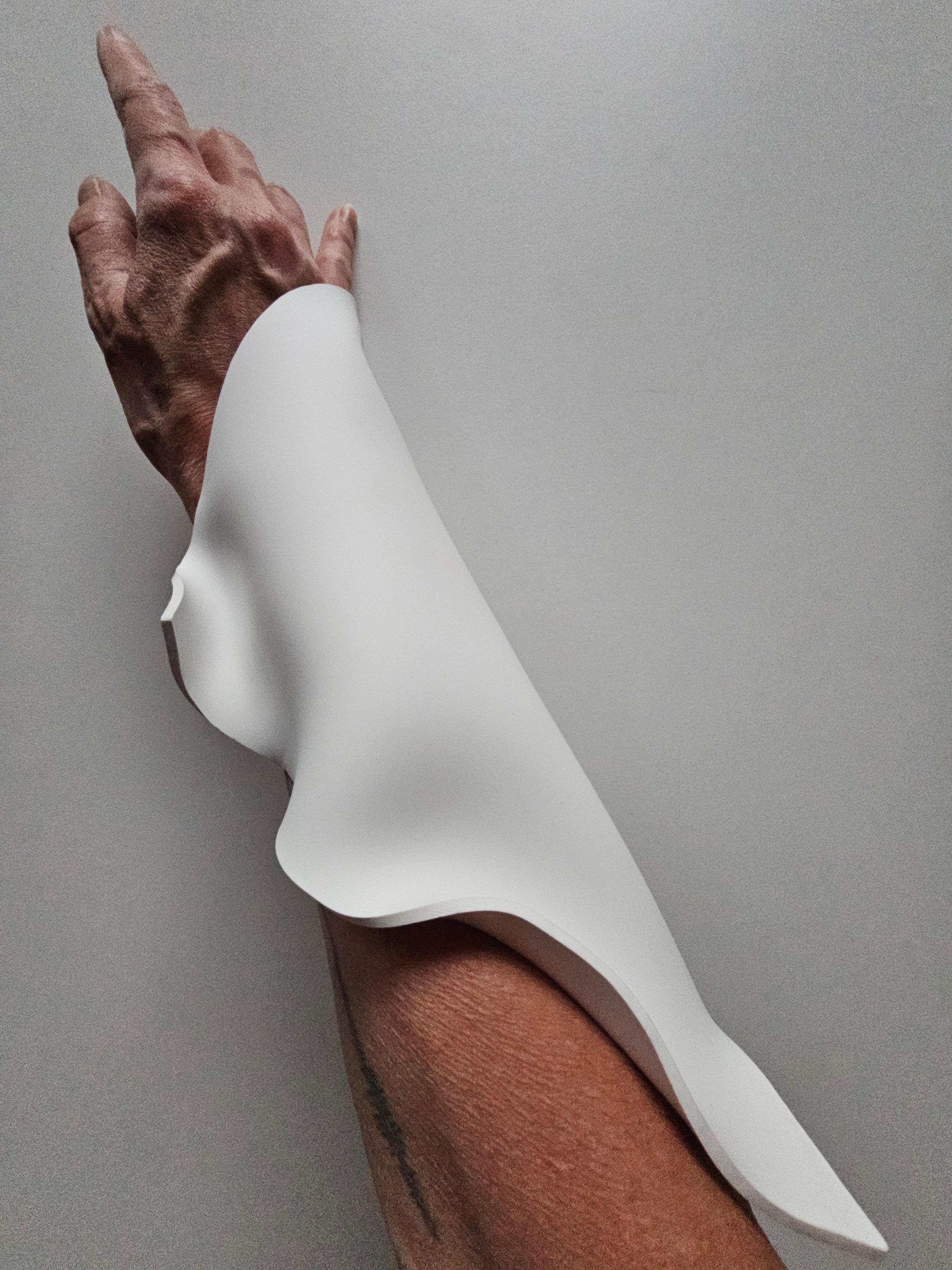 Alina Alamorean Brazalete Escultural Contemporáneo Blanco 1 Altuglass en venta 6
