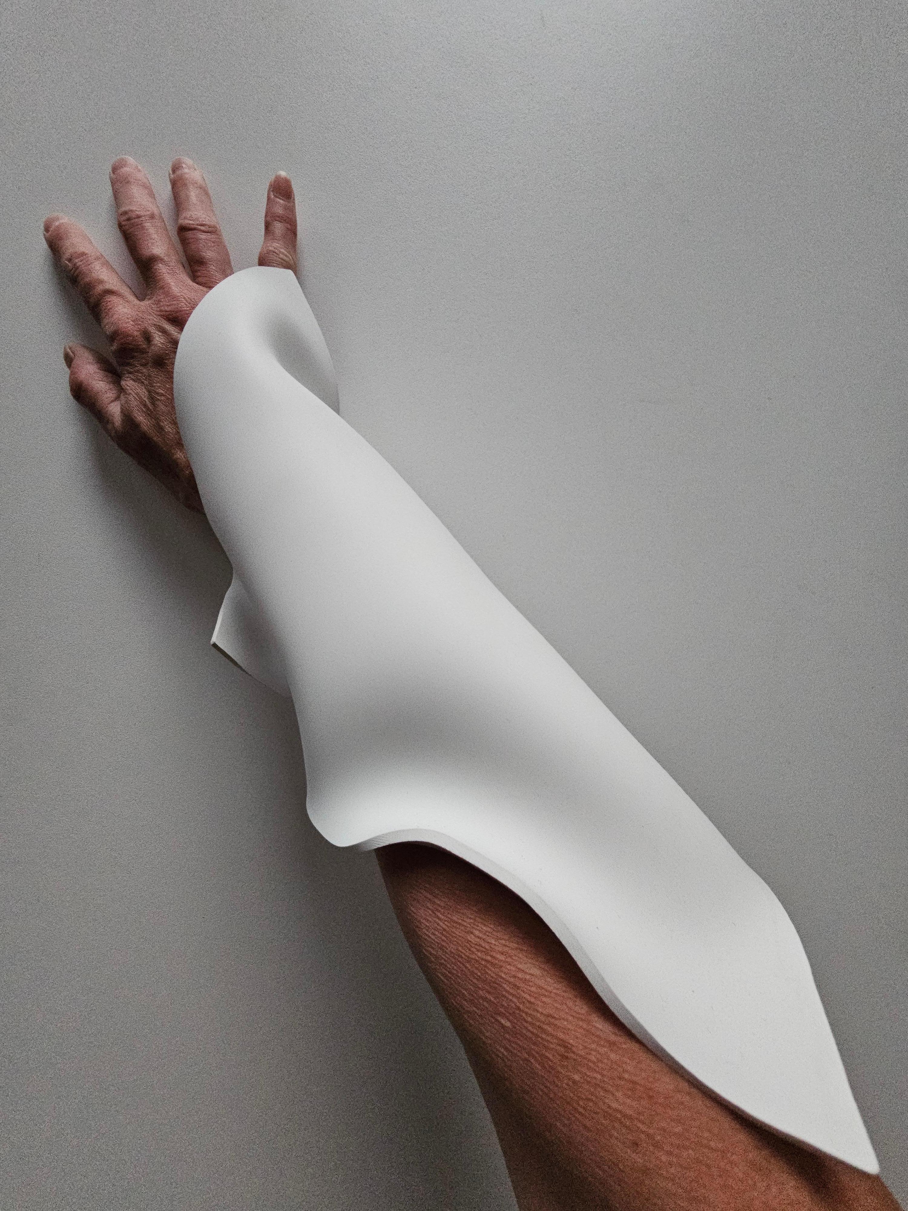 Alina Alamorean Brazalete Escultural Contemporáneo Blanco 1 Altuglass en venta 7