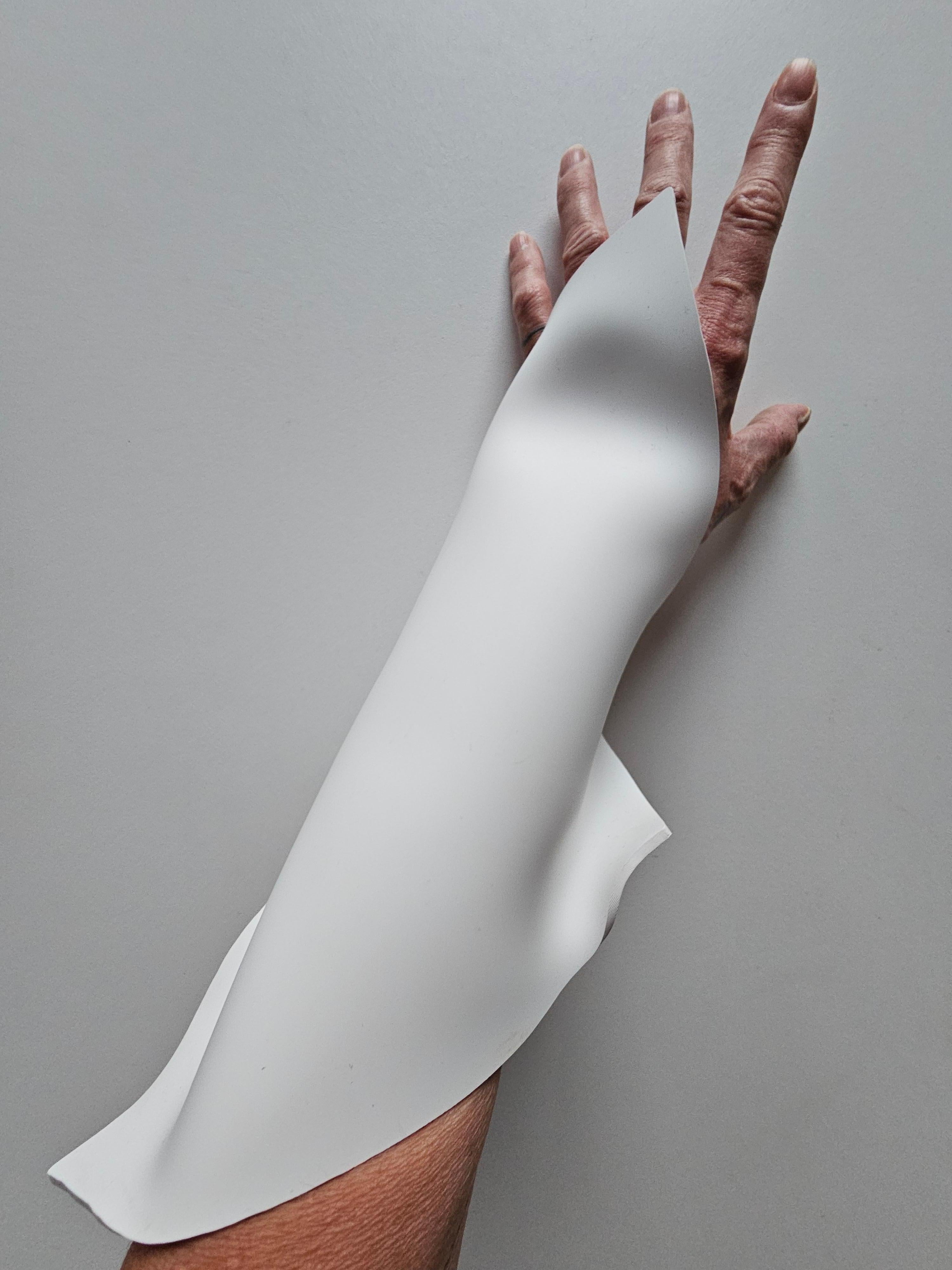 Alina Alamorean Brazalete Escultural Contemporáneo Blanco 1 Altuglass en venta 4