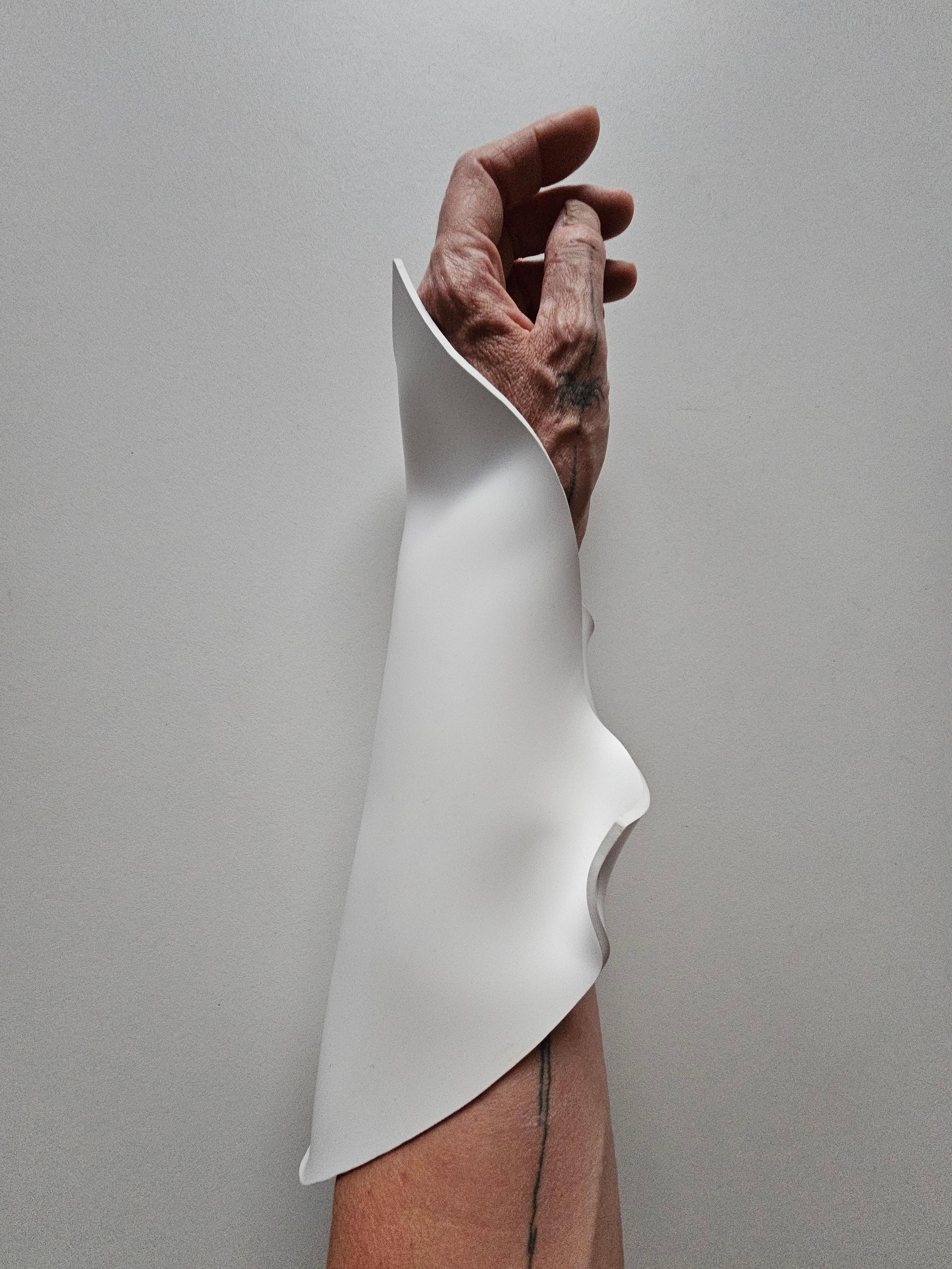 Alina Alamorean Brazalete Escultural Contemporáneo Blanco 1 Altuglass en venta 5