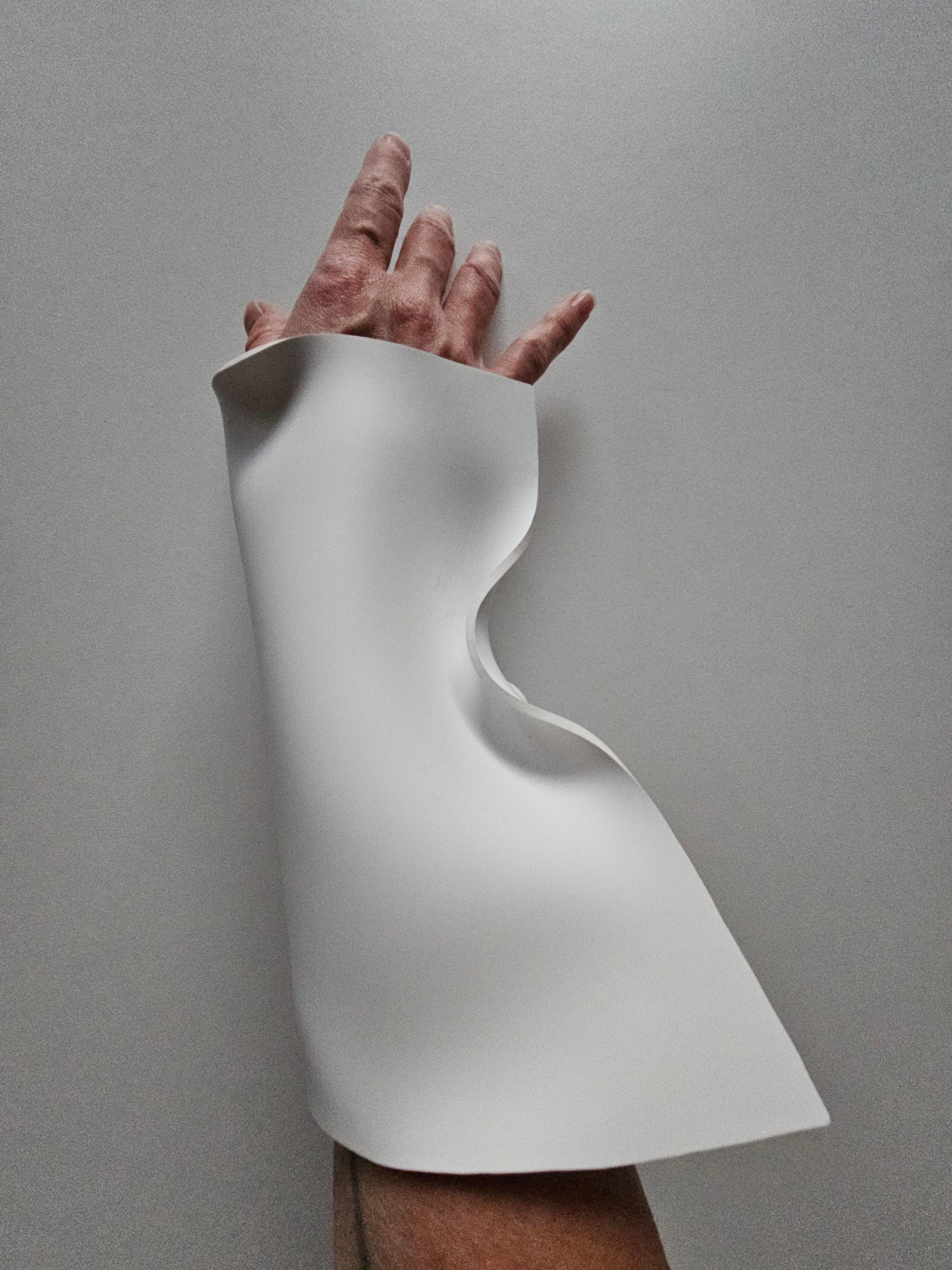 Alina Alamorean Brazalete Escultural Contemporáneo Blanco 2 Altuglass en venta 6