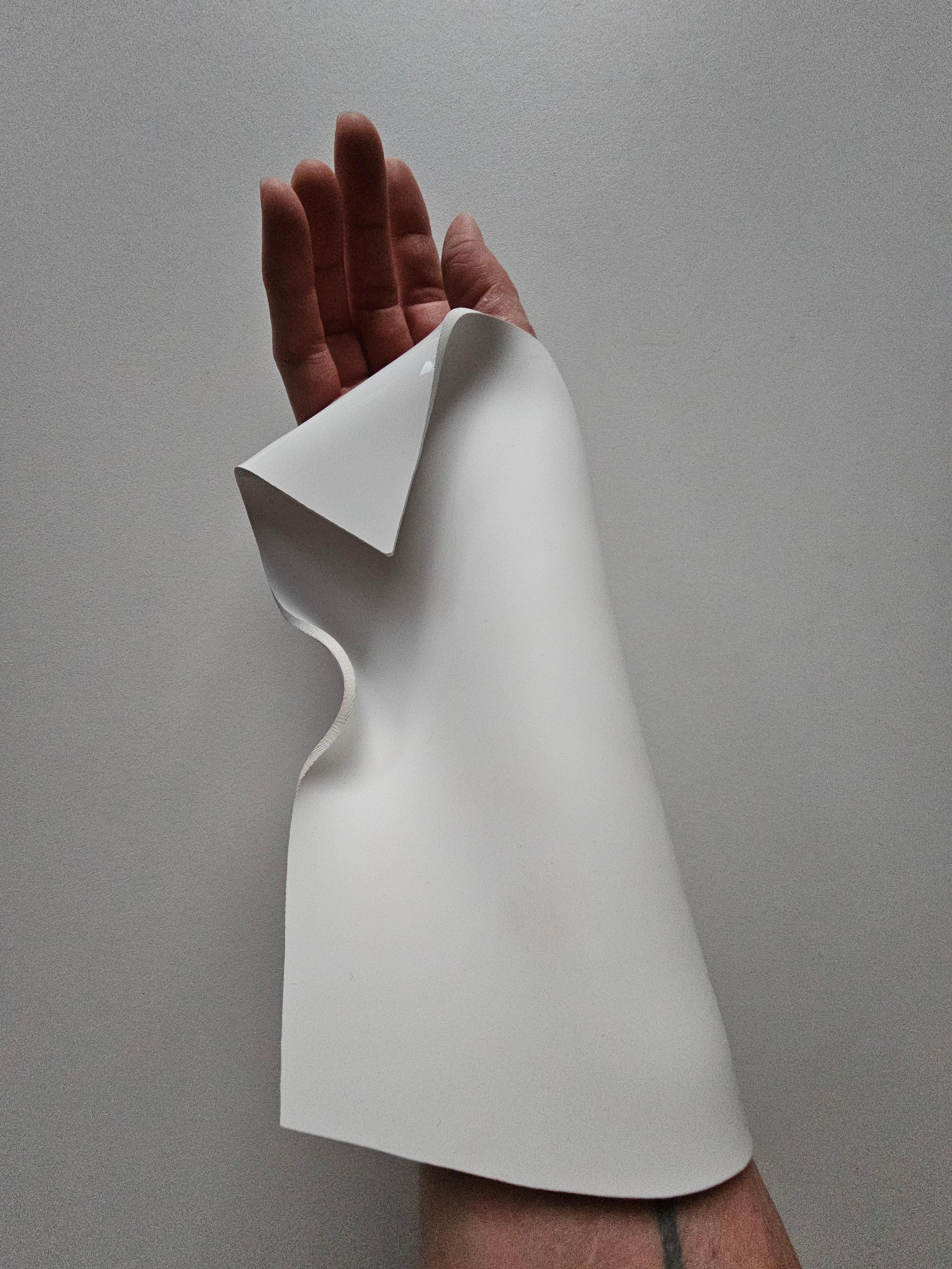 Alina Alamorean Brazalete Escultural Contemporáneo Blanco 2 Altuglass en venta 7