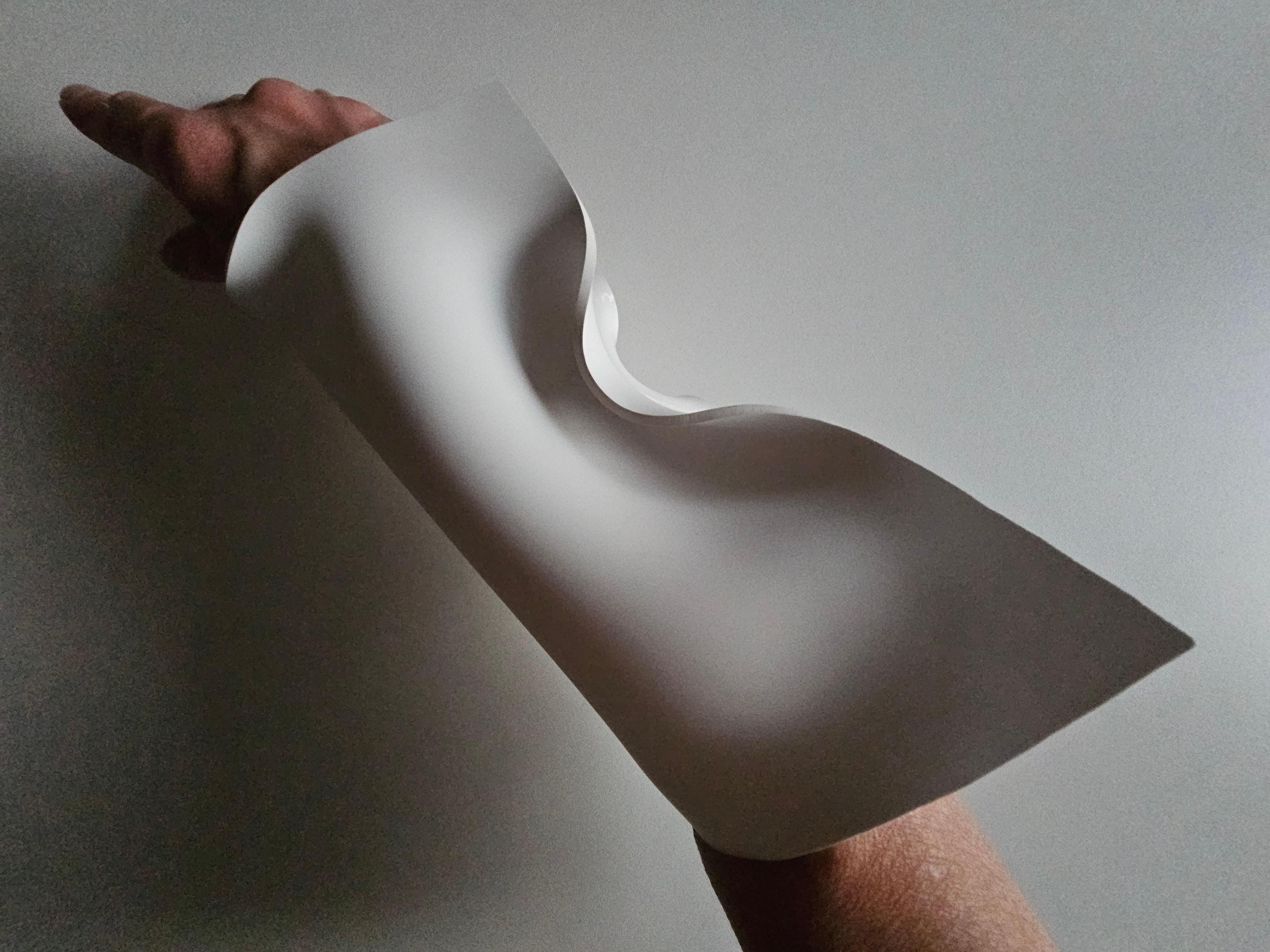 Alina Alamorean Brazalete Escultural Contemporáneo Blanco 2 Altuglass en venta 8