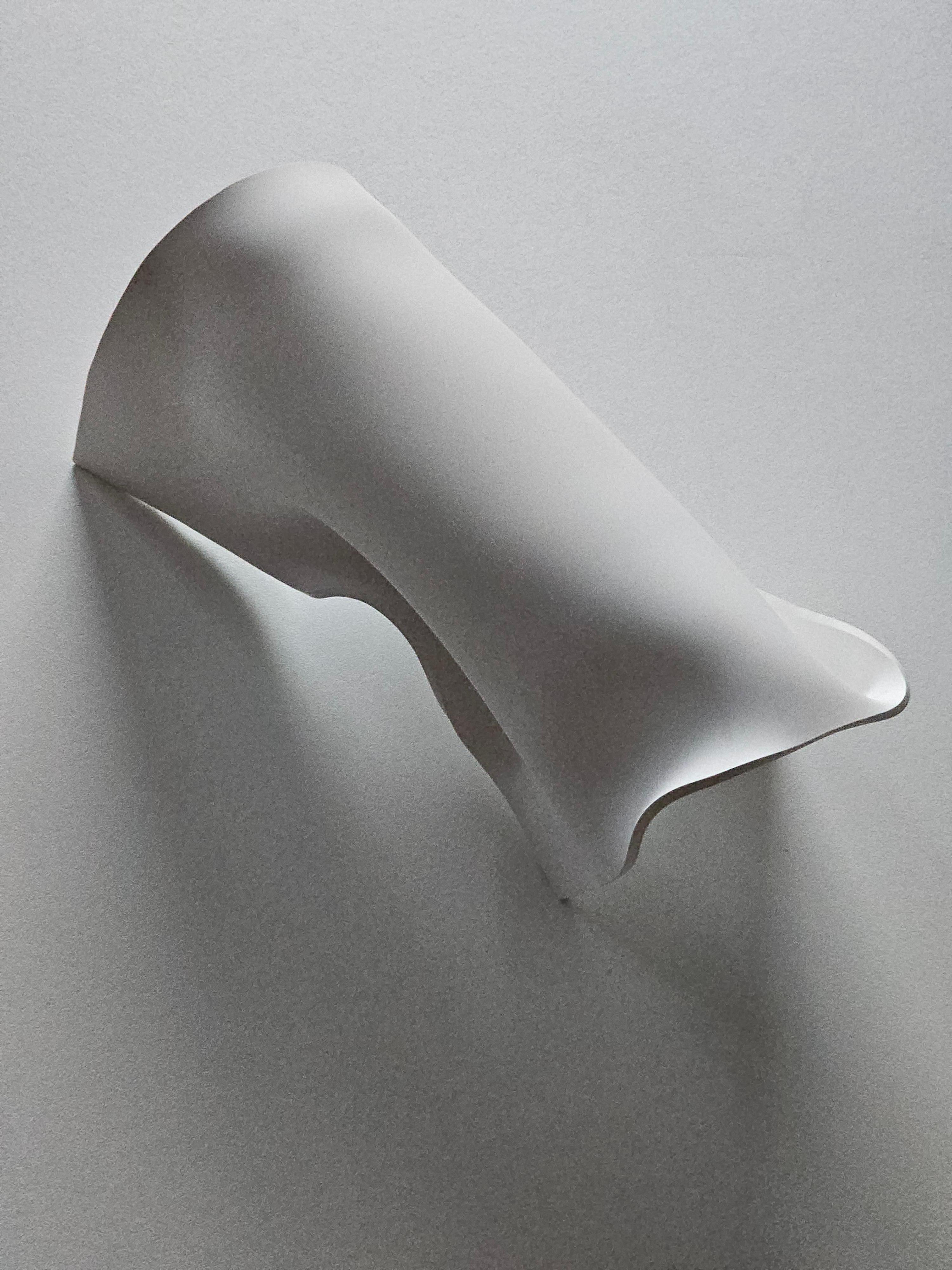 Alina Alamorean Brazalete Escultural Contemporáneo Blanco 2 Altuglass en venta 1