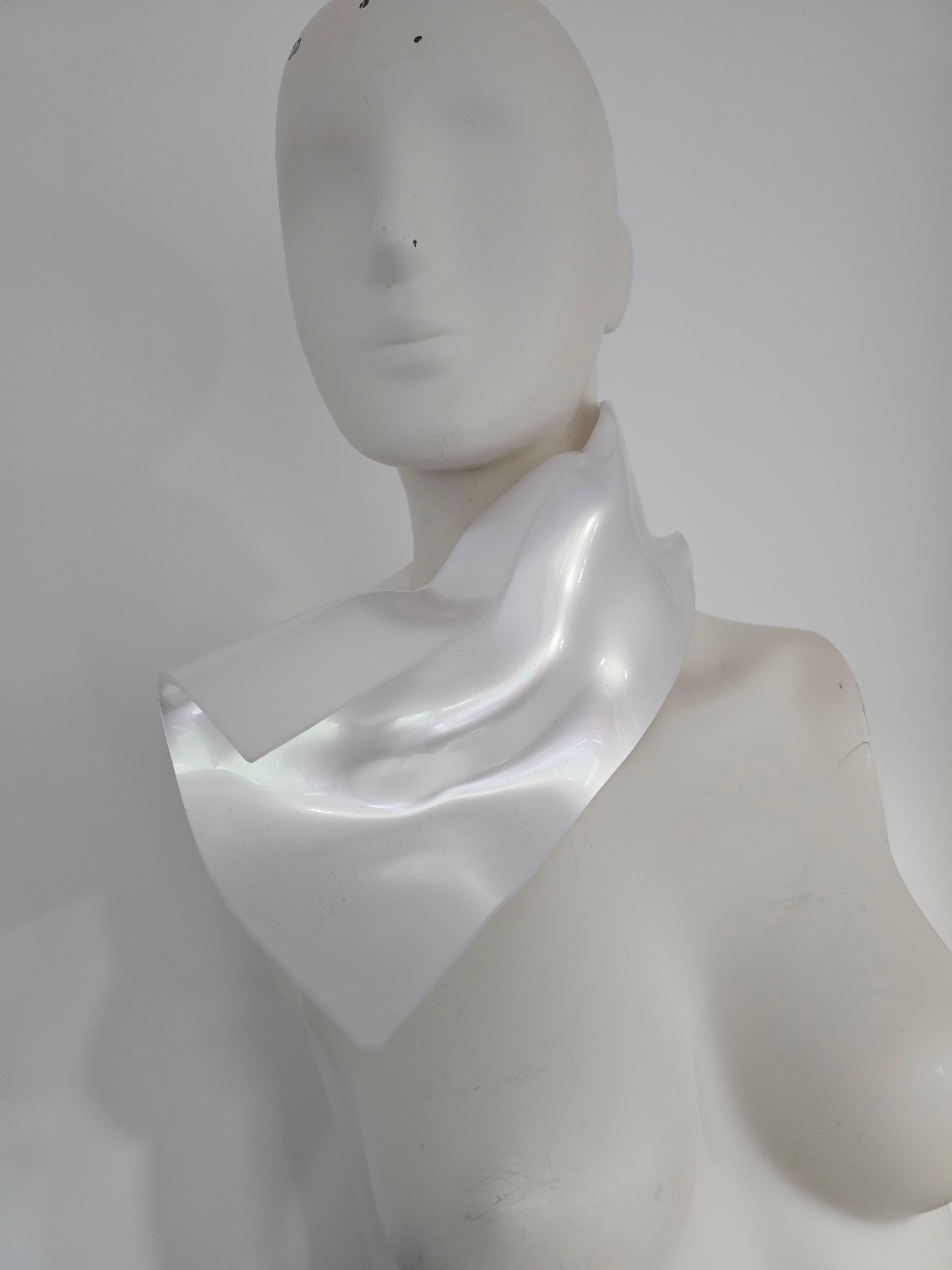 Alina Alamorean Cuello Bufanda Contemporáneo Escultural Blanco Altuglass en venta 9