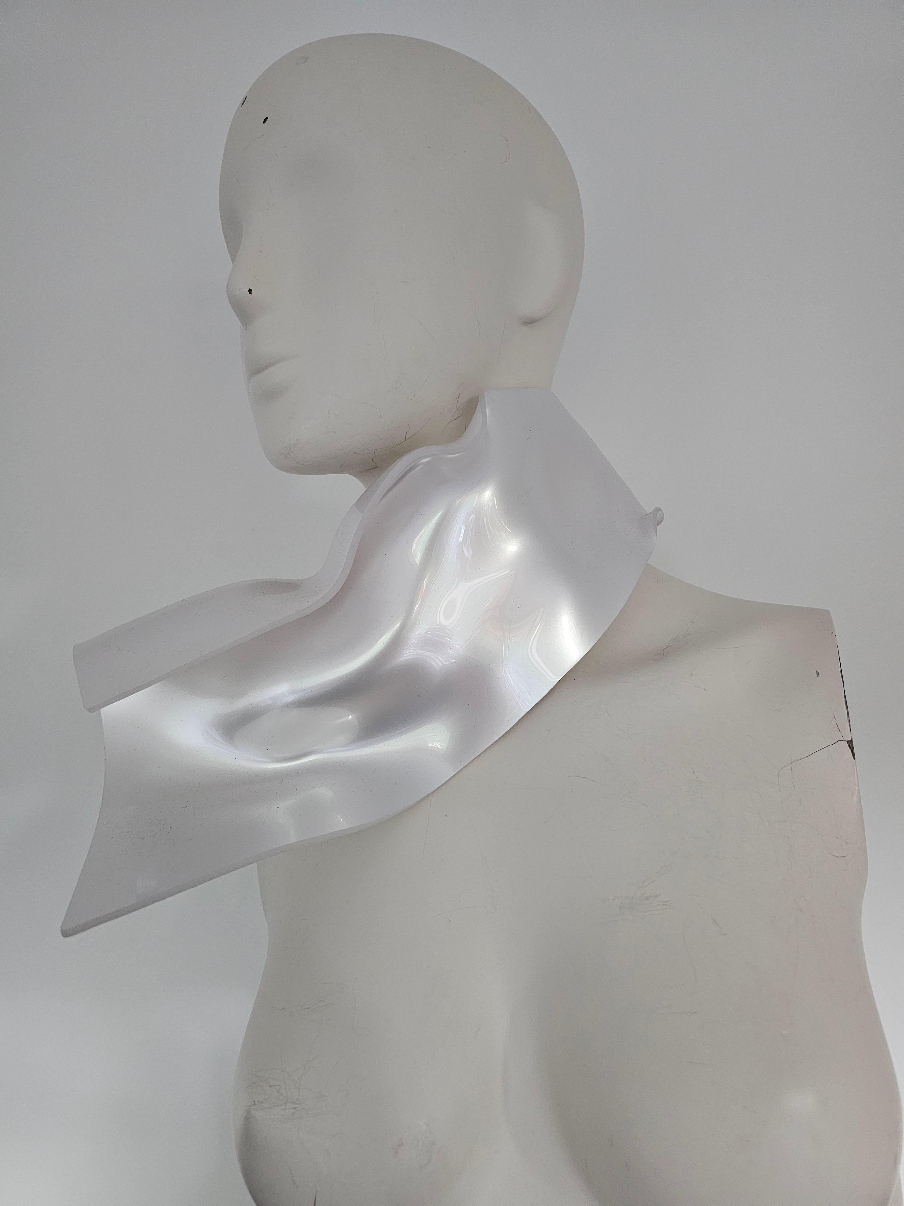Alina Alamorean Cuello Bufanda Contemporáneo Escultural Blanco Altuglass en venta 10