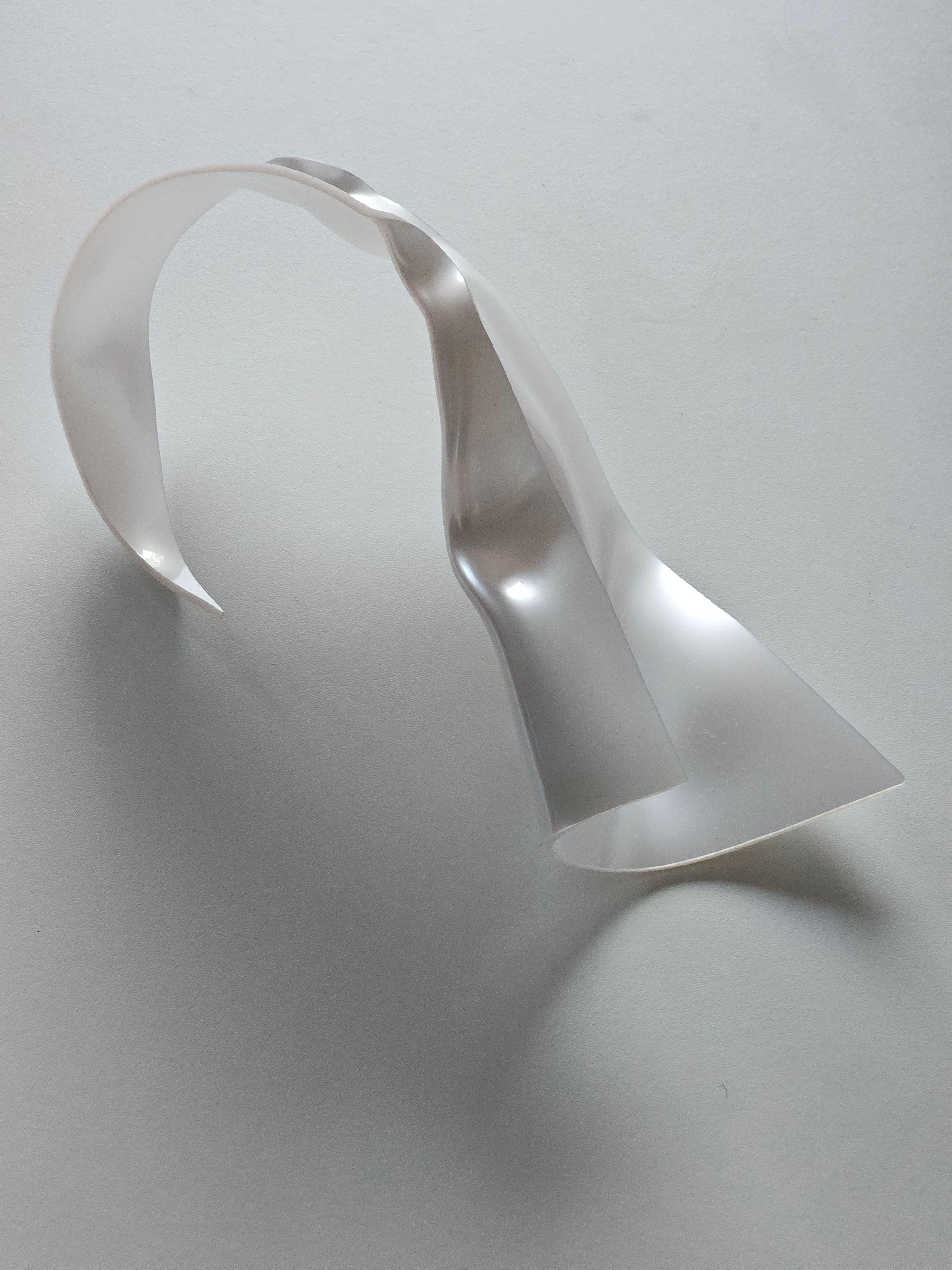 Femenino o masculino Alina Alamorean Cuello Bufanda Contemporáneo Escultural Blanco Altuglass en venta