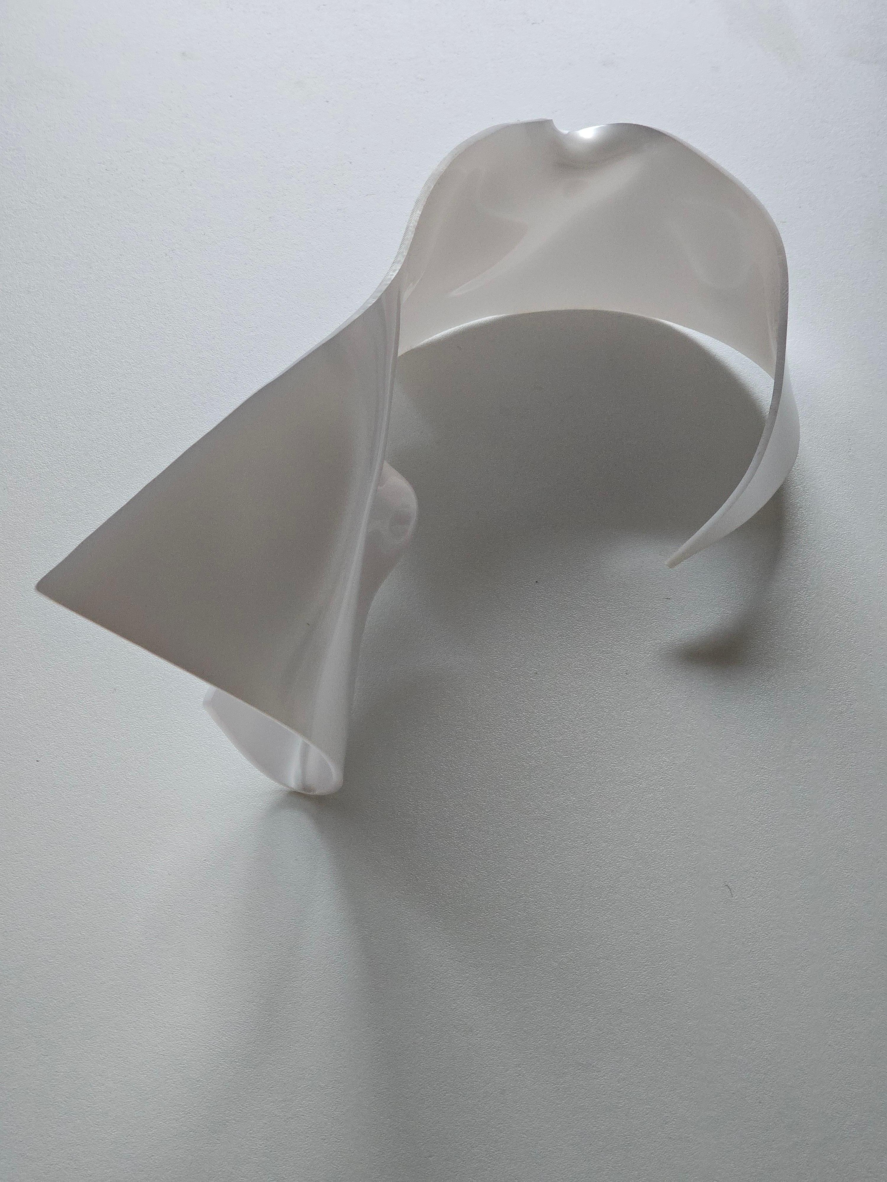 Alina Alamorean Cuello Bufanda Contemporáneo Escultural Blanco Altuglass en venta 2