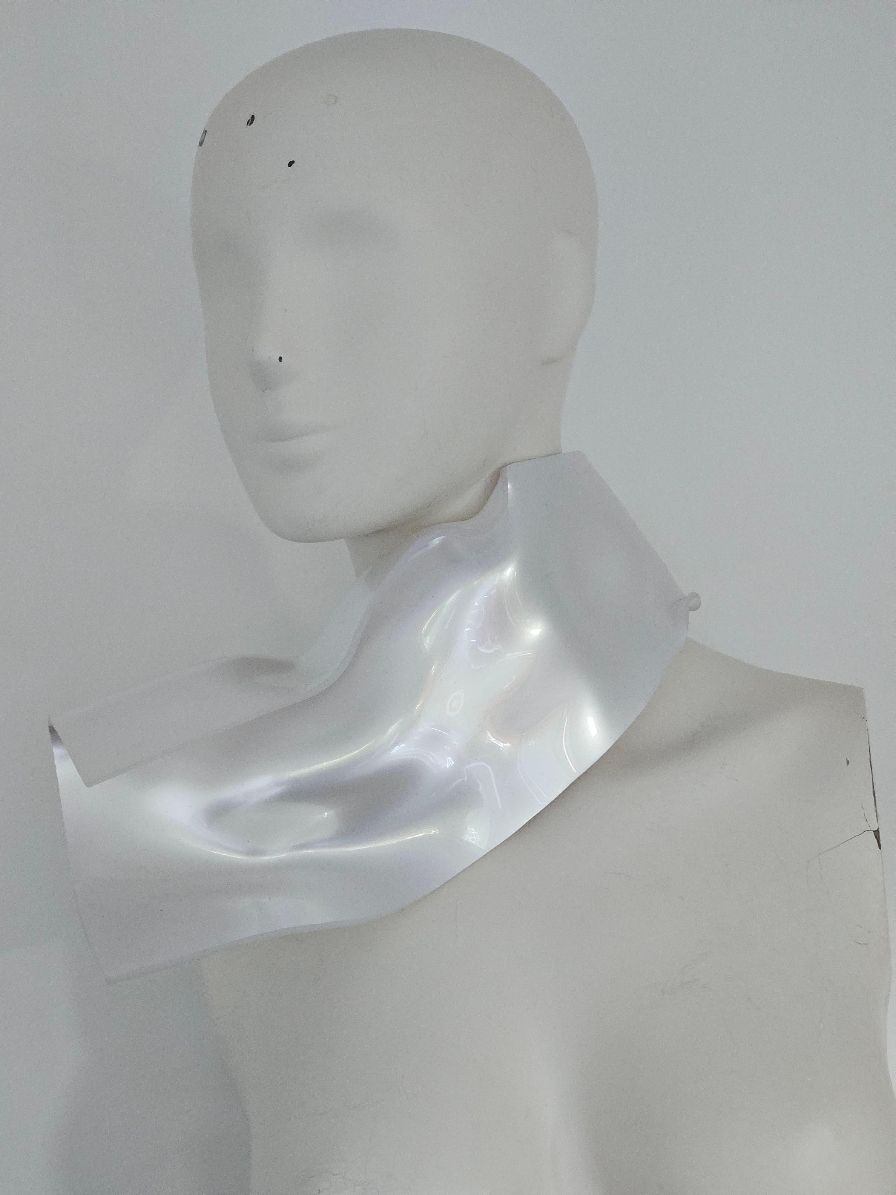 Alina Alamorean Cuello Bufanda Contemporáneo Escultural Blanco Altuglass en venta 4