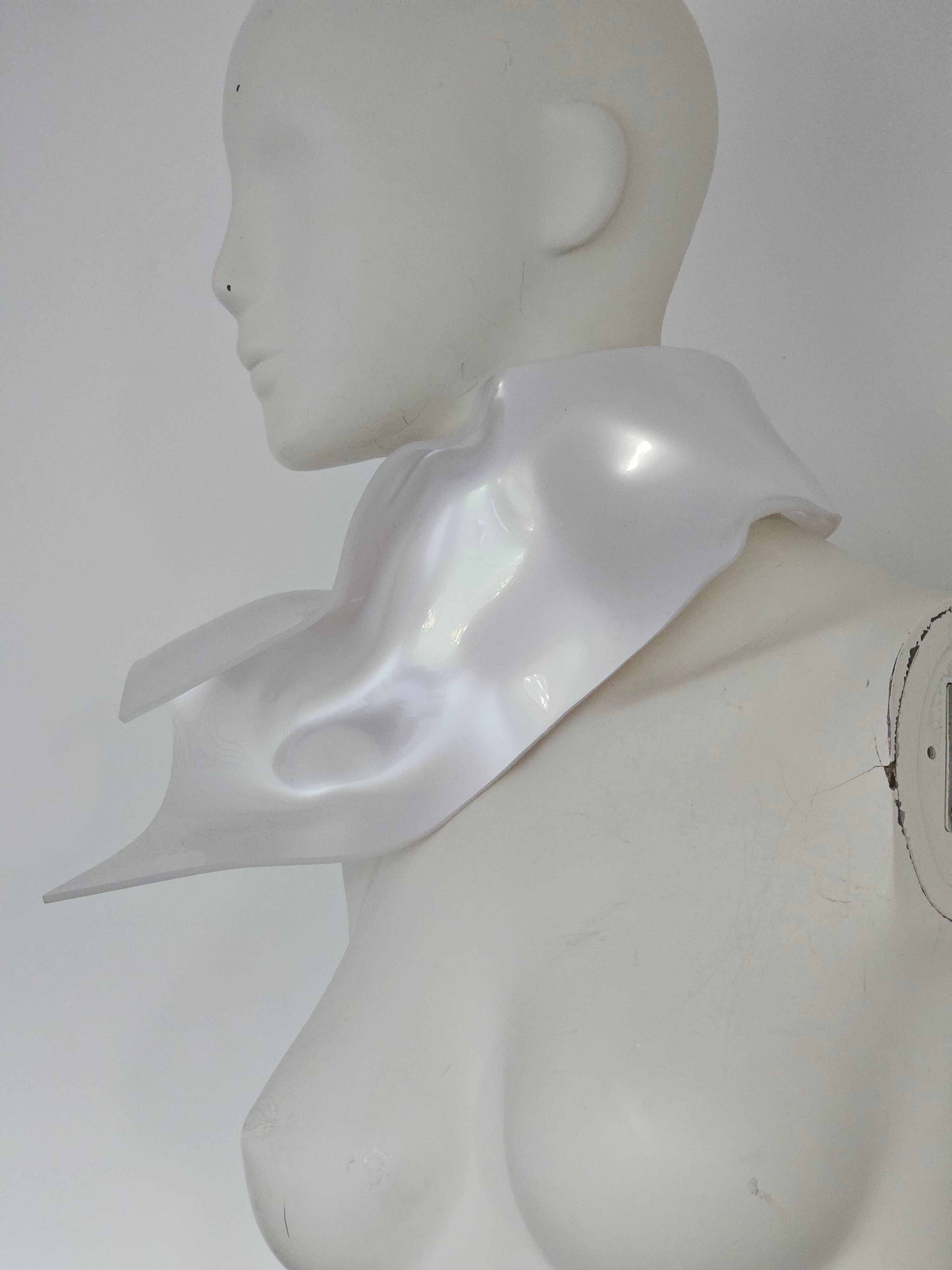 Alina Alamorean Cuello Bufanda Contemporáneo Escultural Blanco Altuglass en venta 5