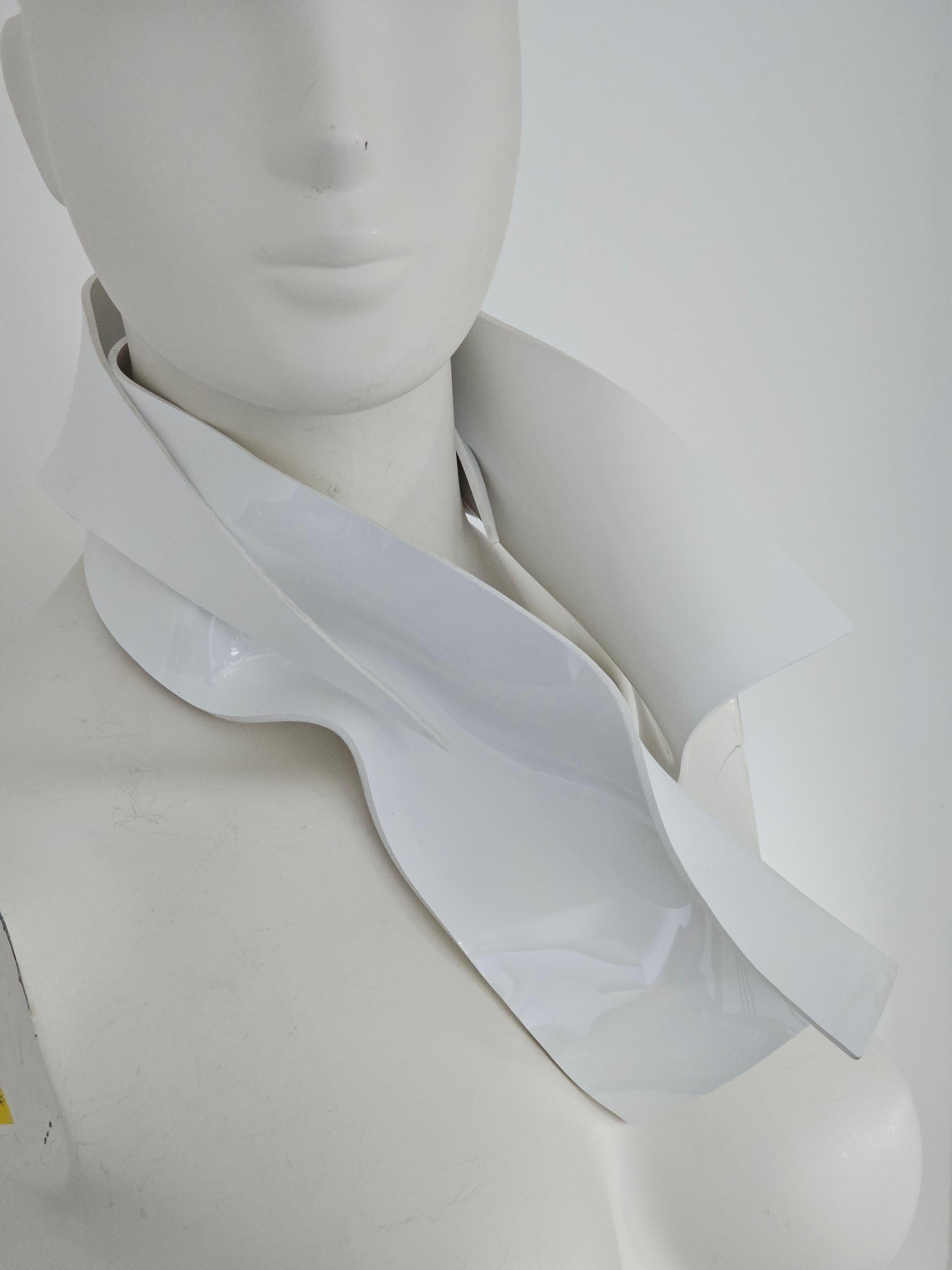 Alina Alamorean White Sculptural Contemporary Statement Set Collare Altuglass in vendita 5