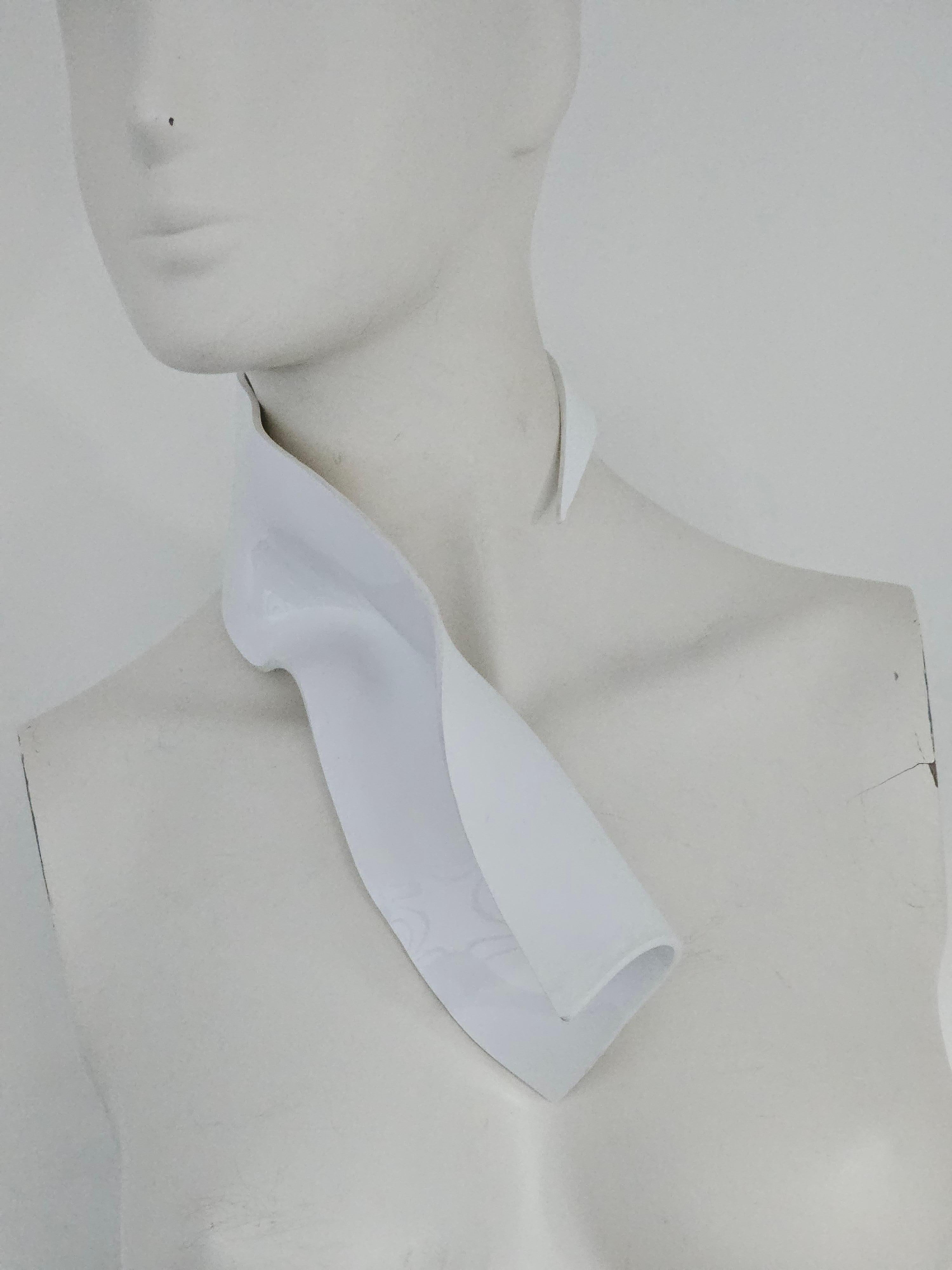Alina Alamorean White Sculptural Contemporary Statement Set Collare Altuglass in vendita 7