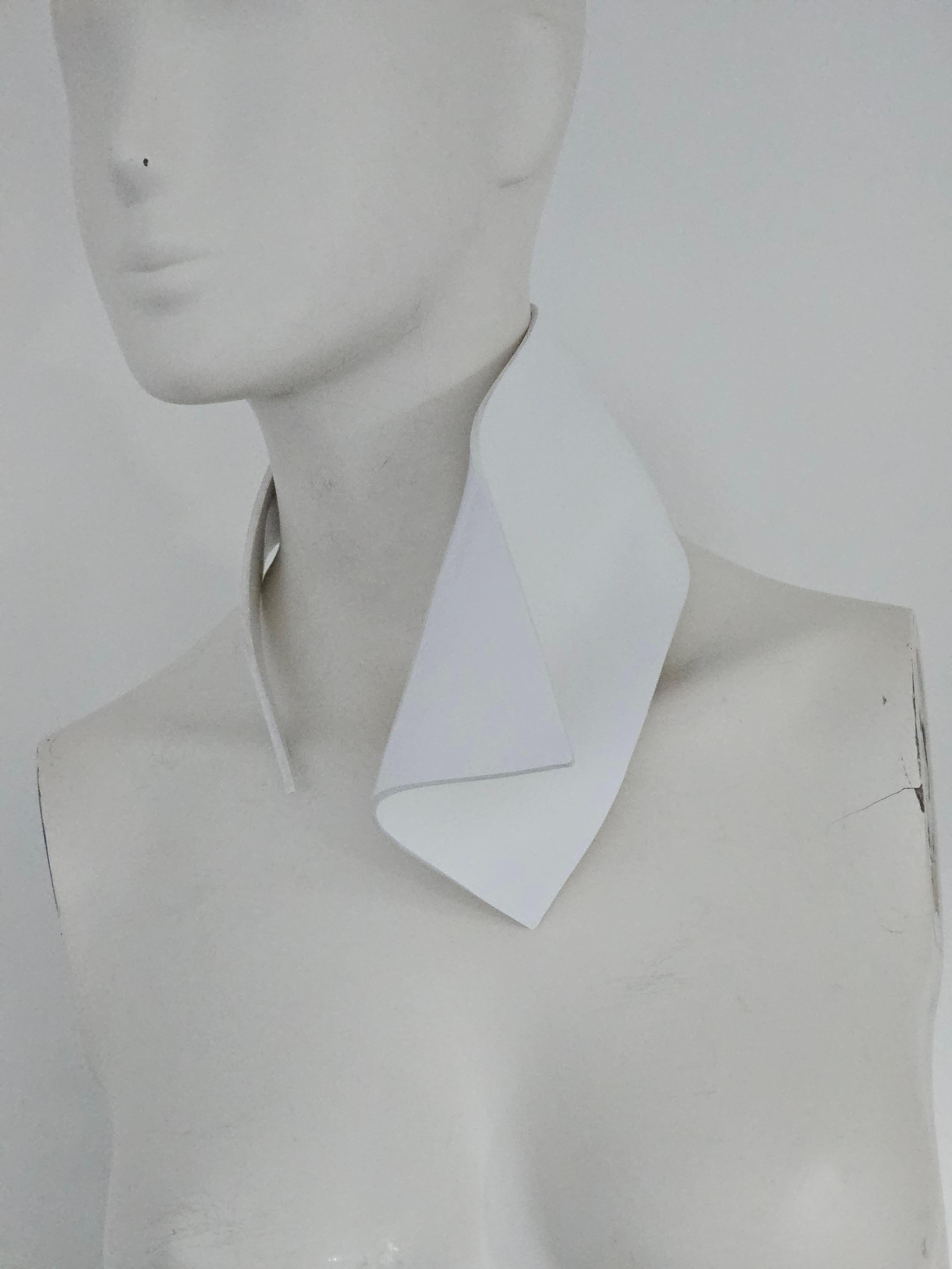 Alina Alamorean White Sculptural Contemporary Statement Set Collare Altuglass in vendita 8