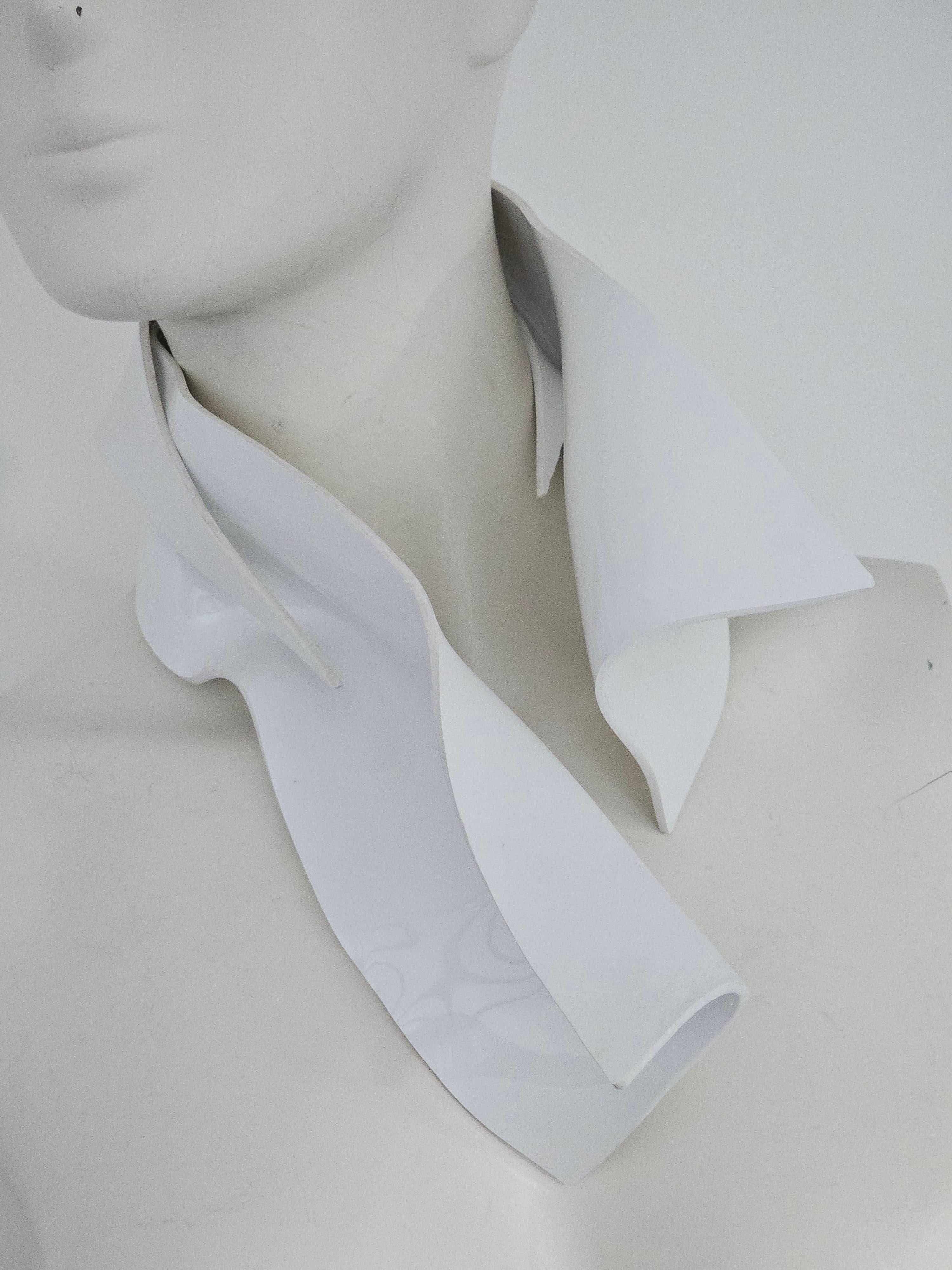 Alina Alamorean White Sculptural Contemporary Statement Set Collare Altuglass in vendita 9
