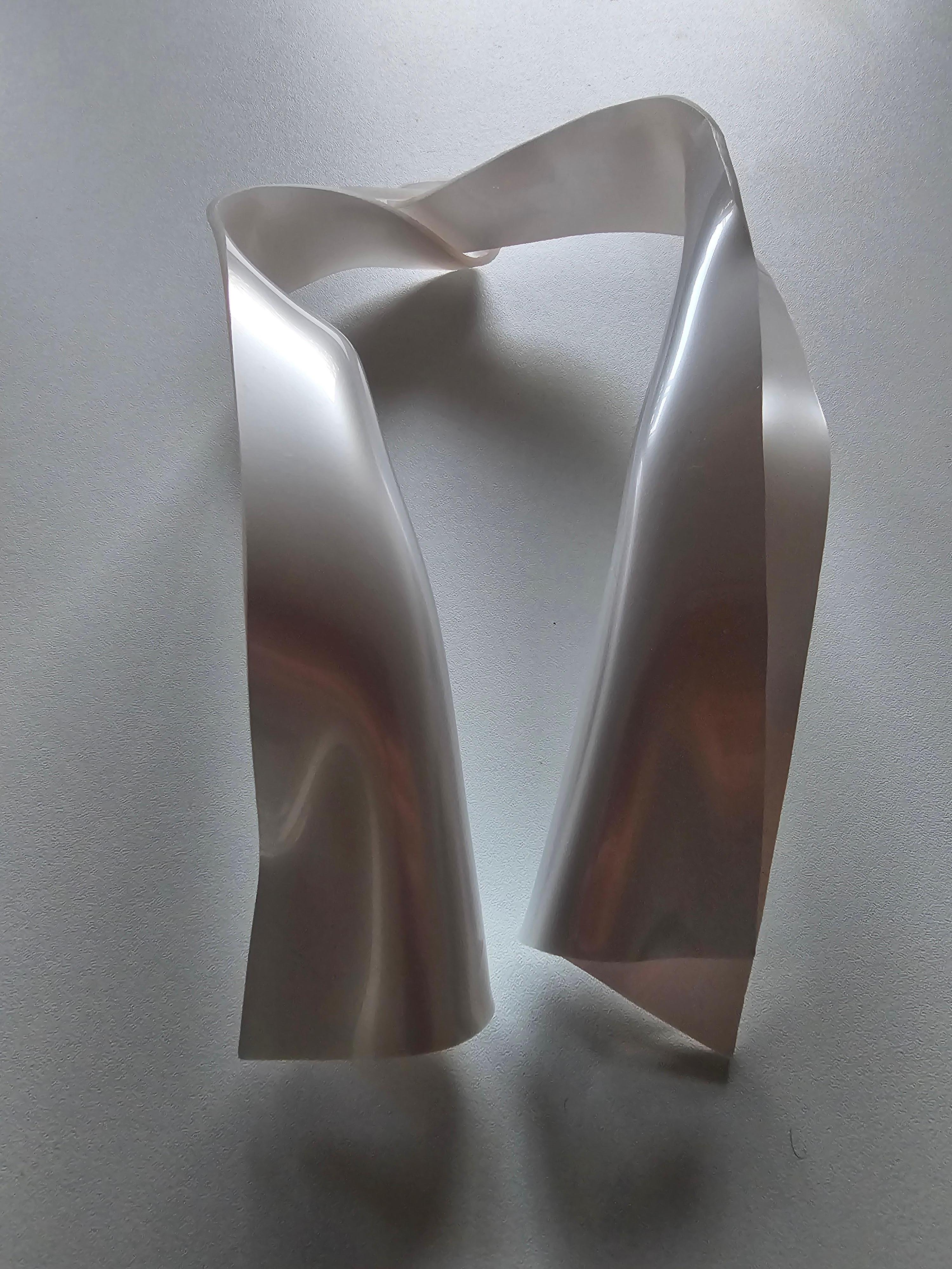 Alina Alamorean White Sculptural Contemporary Statement Shawl Collar Altuglass in vendita 7