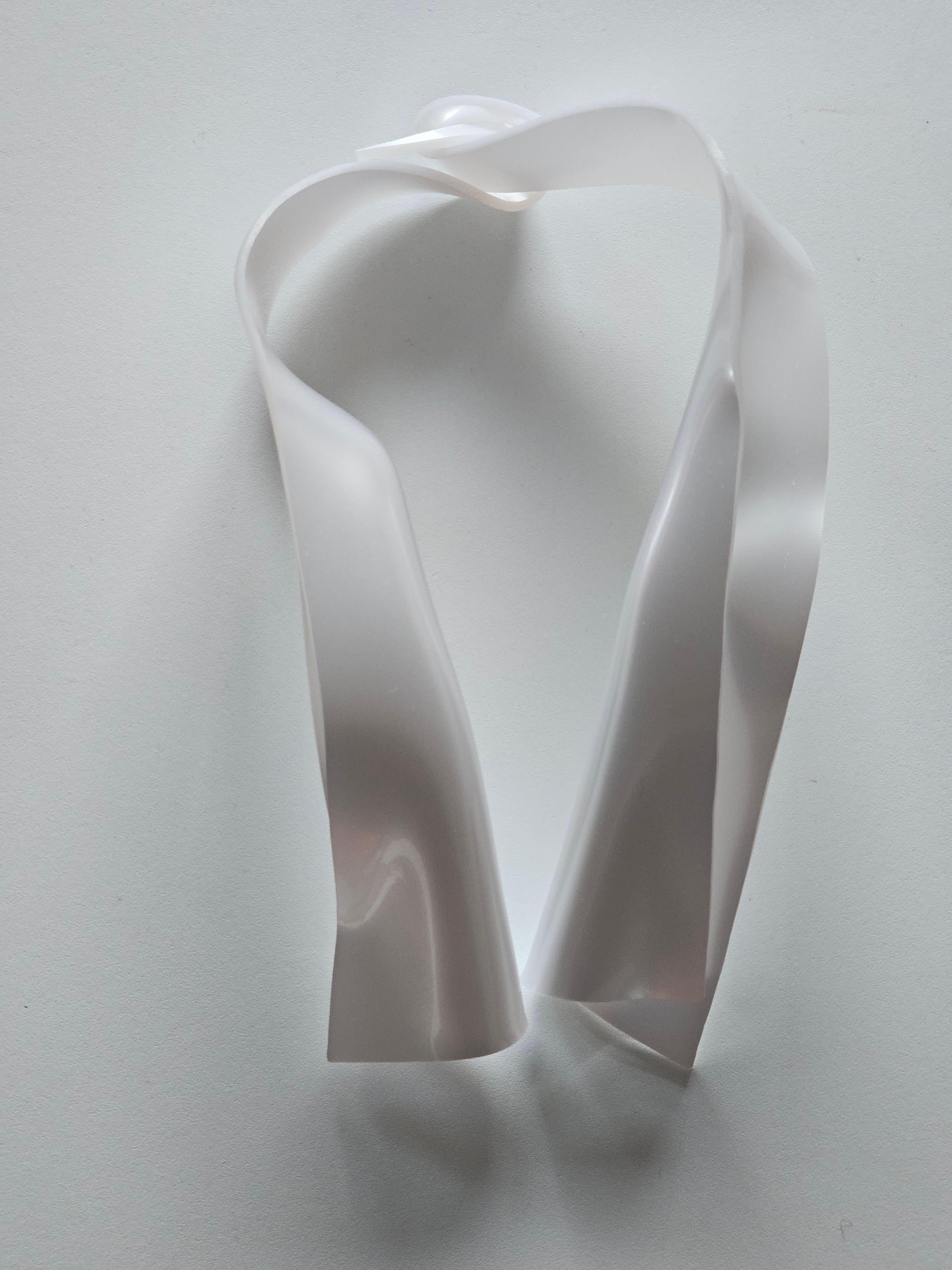 Scialle bianco con collare in madreperla lucida Altuglass

Unico 

Dimensioni 
cm : L 16 x L 27 x H 5
in : L 6,30 x L 10,63 x H 1,97
Spessore: 3 mm ( 0.12 in )

Il collare scultoreo White Shawl in madreperla lucida ricorda uno scialle di lana bianca