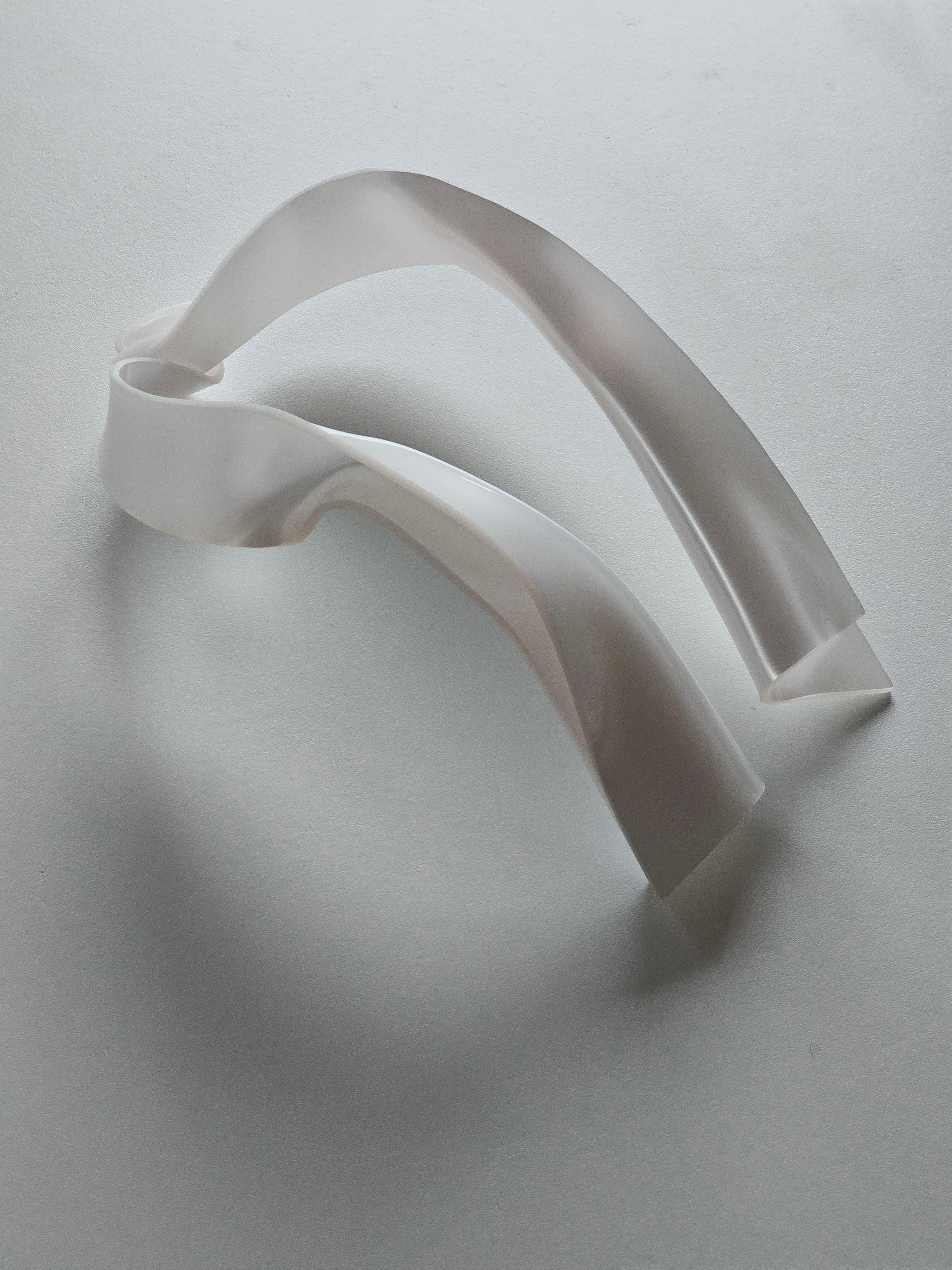 Contemporaneo Alina Alamorean White Sculptural Contemporary Statement Shawl Collar Altuglass in vendita