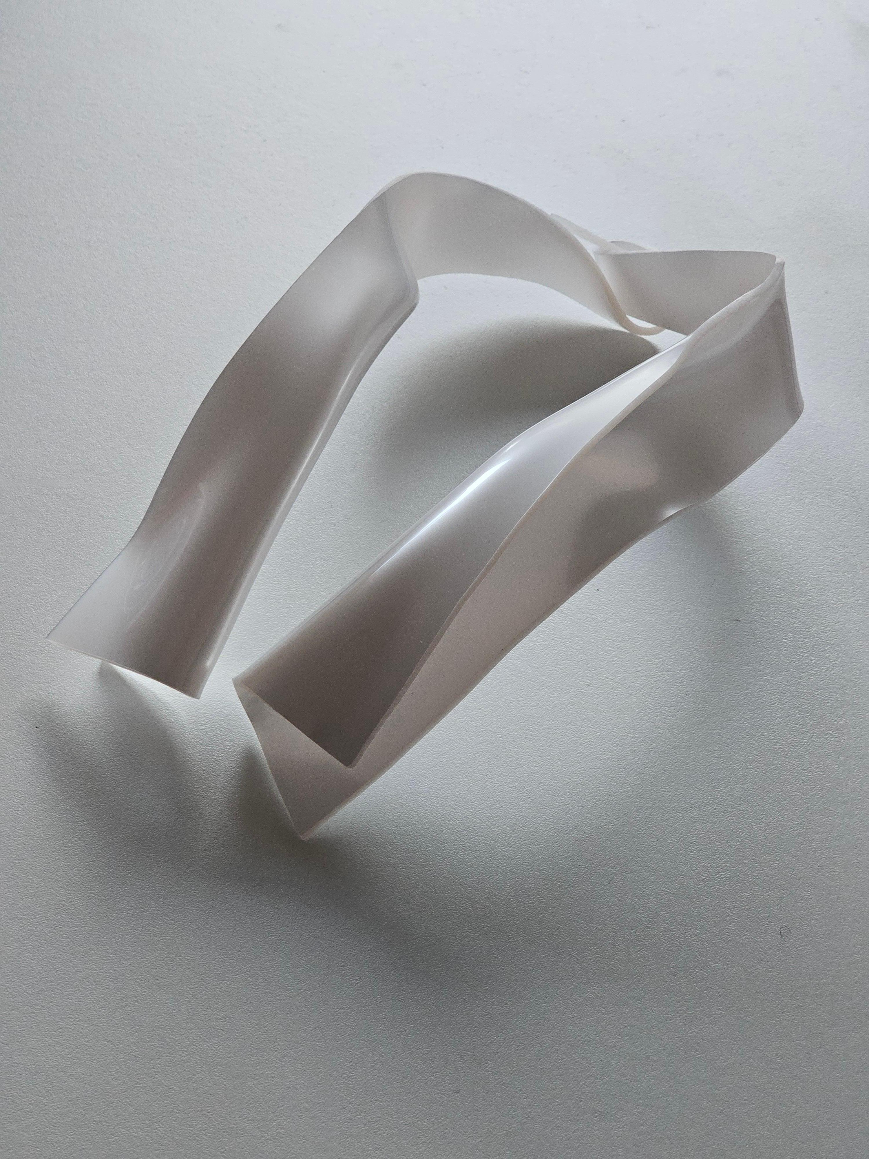 Alina Alamorean White Sculptural Contemporary Statement Shawl Collar Altuglass In condizioni Nuovo in vendita a Fresnes, IDF