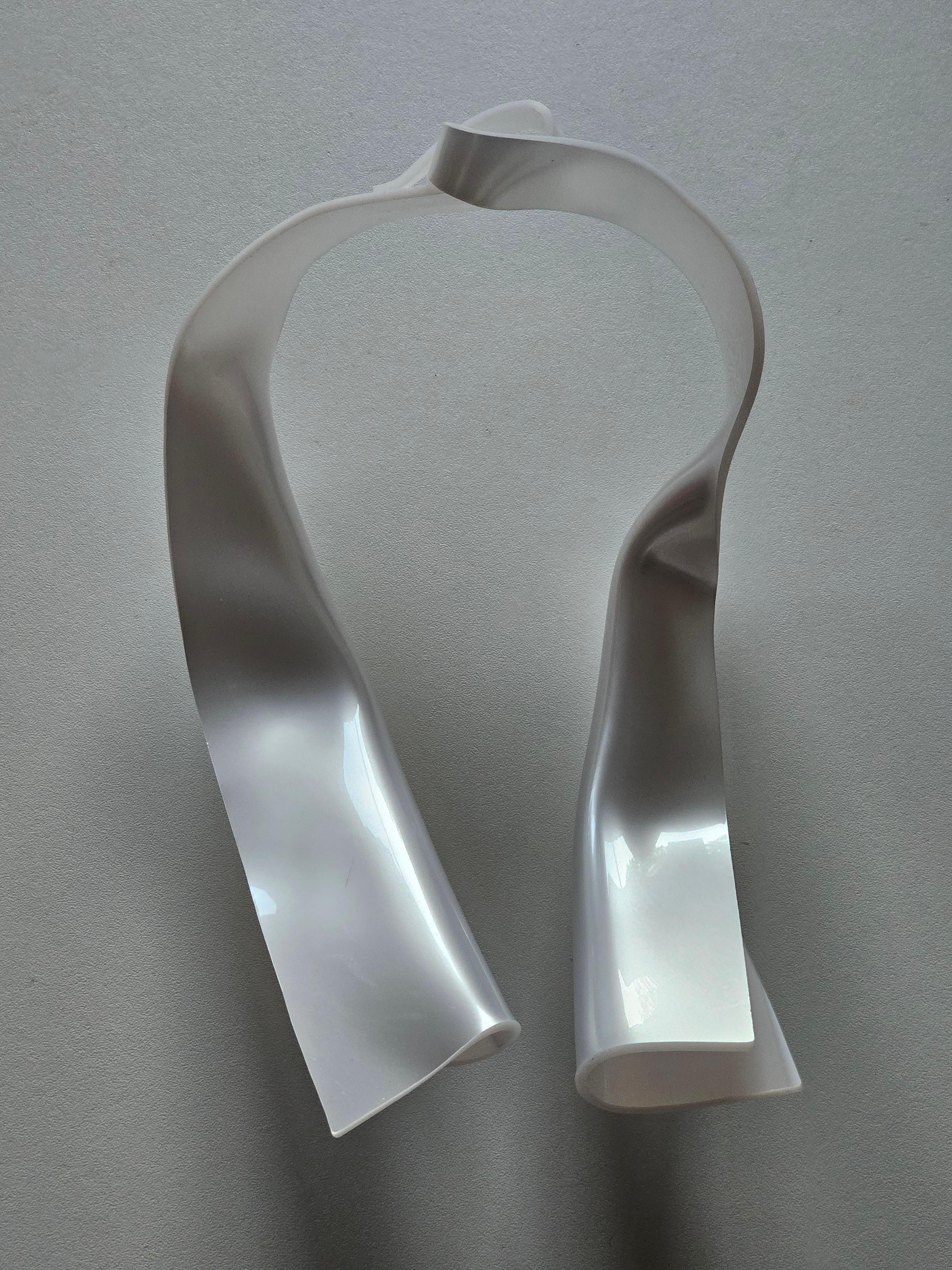 Donna Alina Alamorean White Sculptural Contemporary Statement Shawl Collar Altuglass in vendita