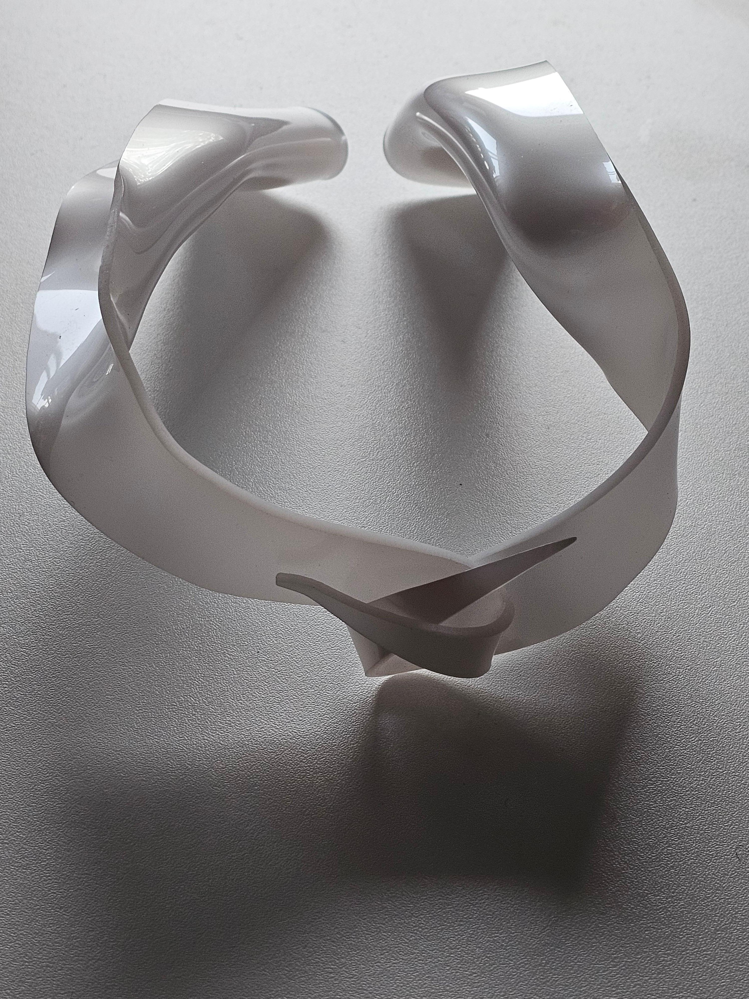 Alina Alamorean White Sculptural Contemporary Statement Shawl Collar Altuglass in vendita 1