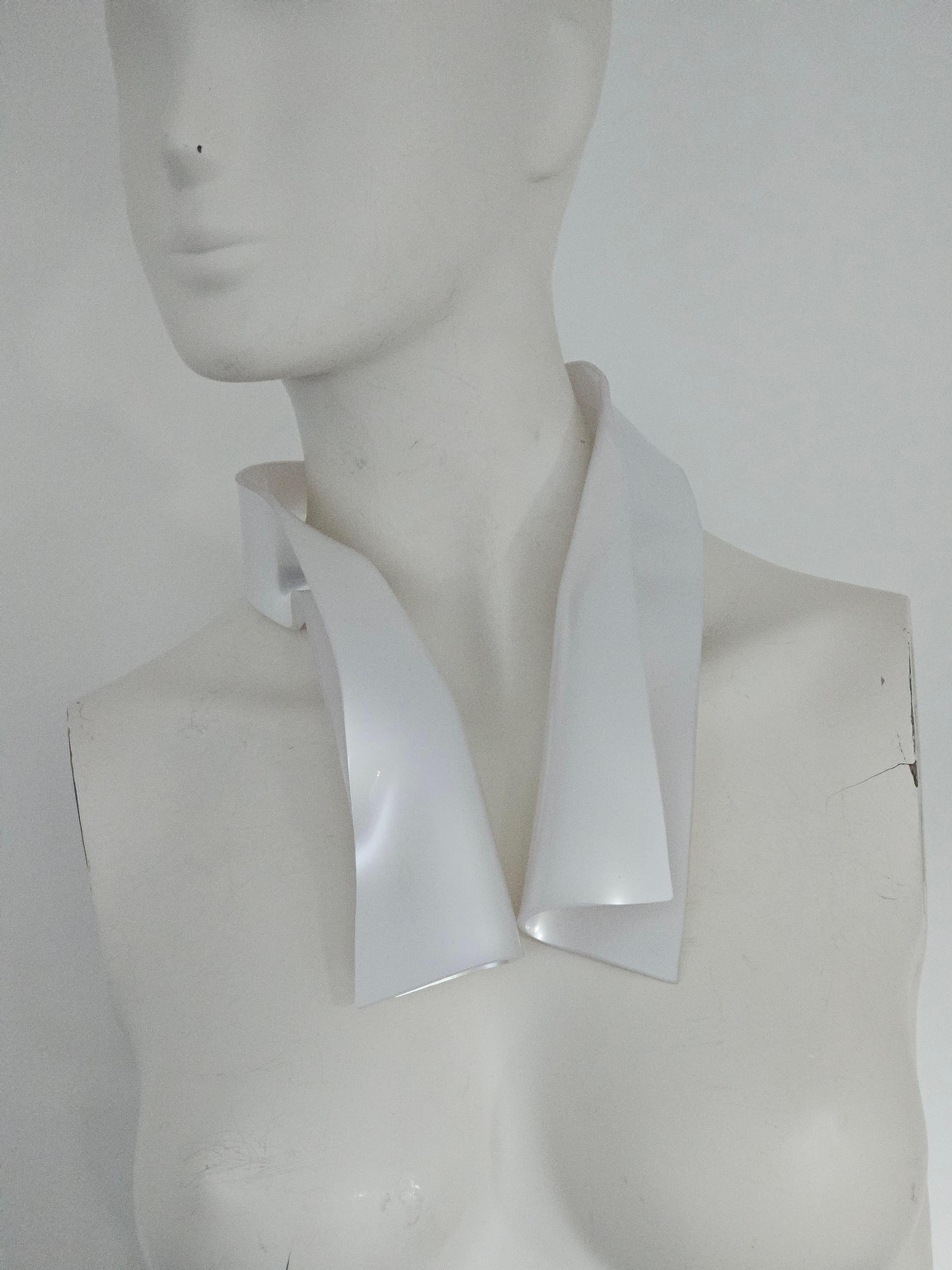 Alina Alamorean White Sculptural Contemporary Statement Shawl Collar Altuglass in vendita 2
