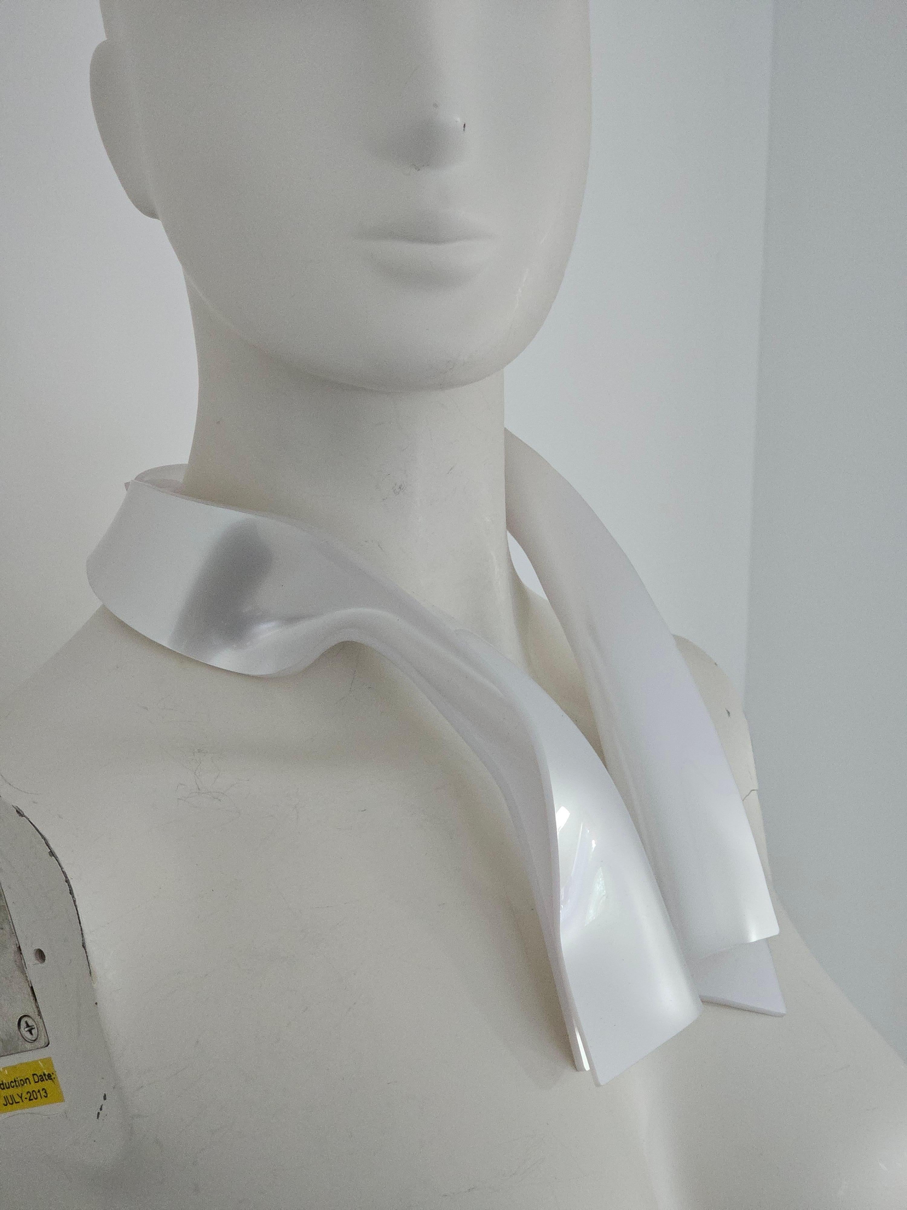 Alina Alamorean White Sculptural Contemporary Statement Shawl Collar Altuglass in vendita 3