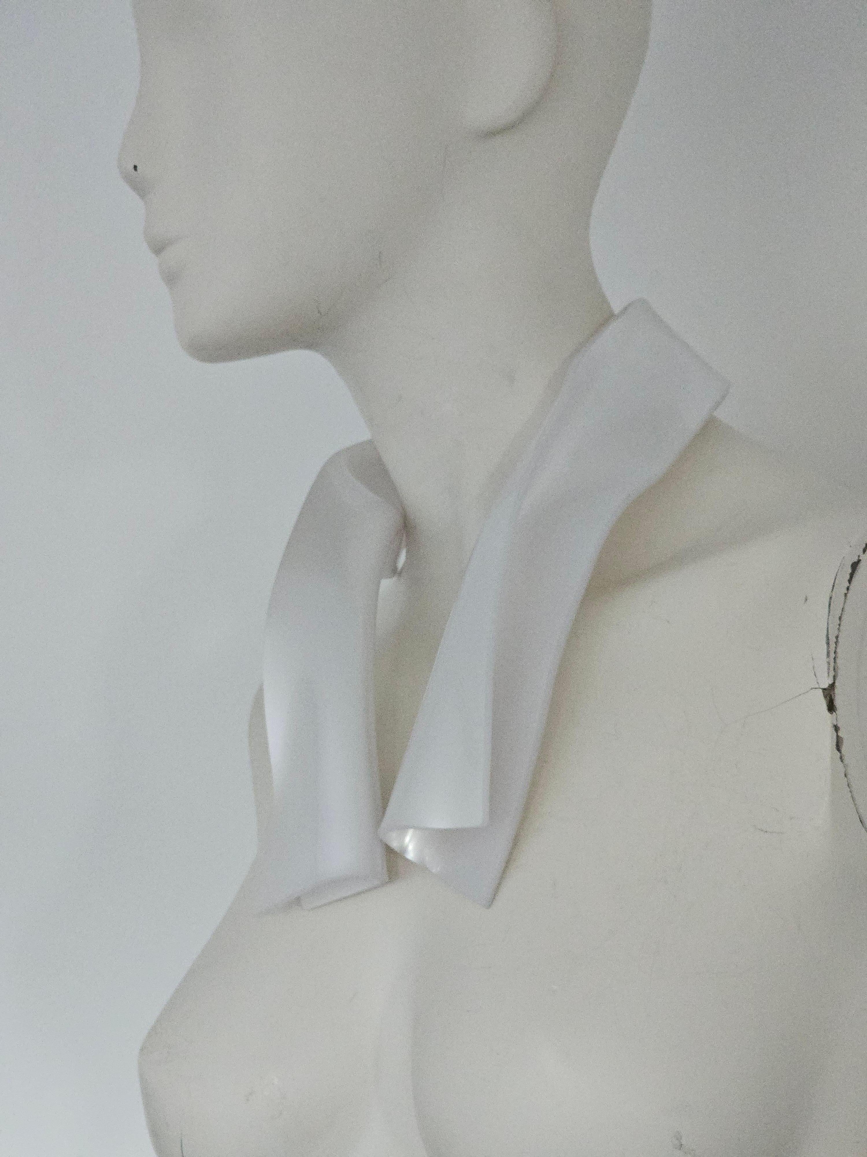 Alina Alamorean White Sculptural Contemporary Statement Shawl Collar Altuglass in vendita 4