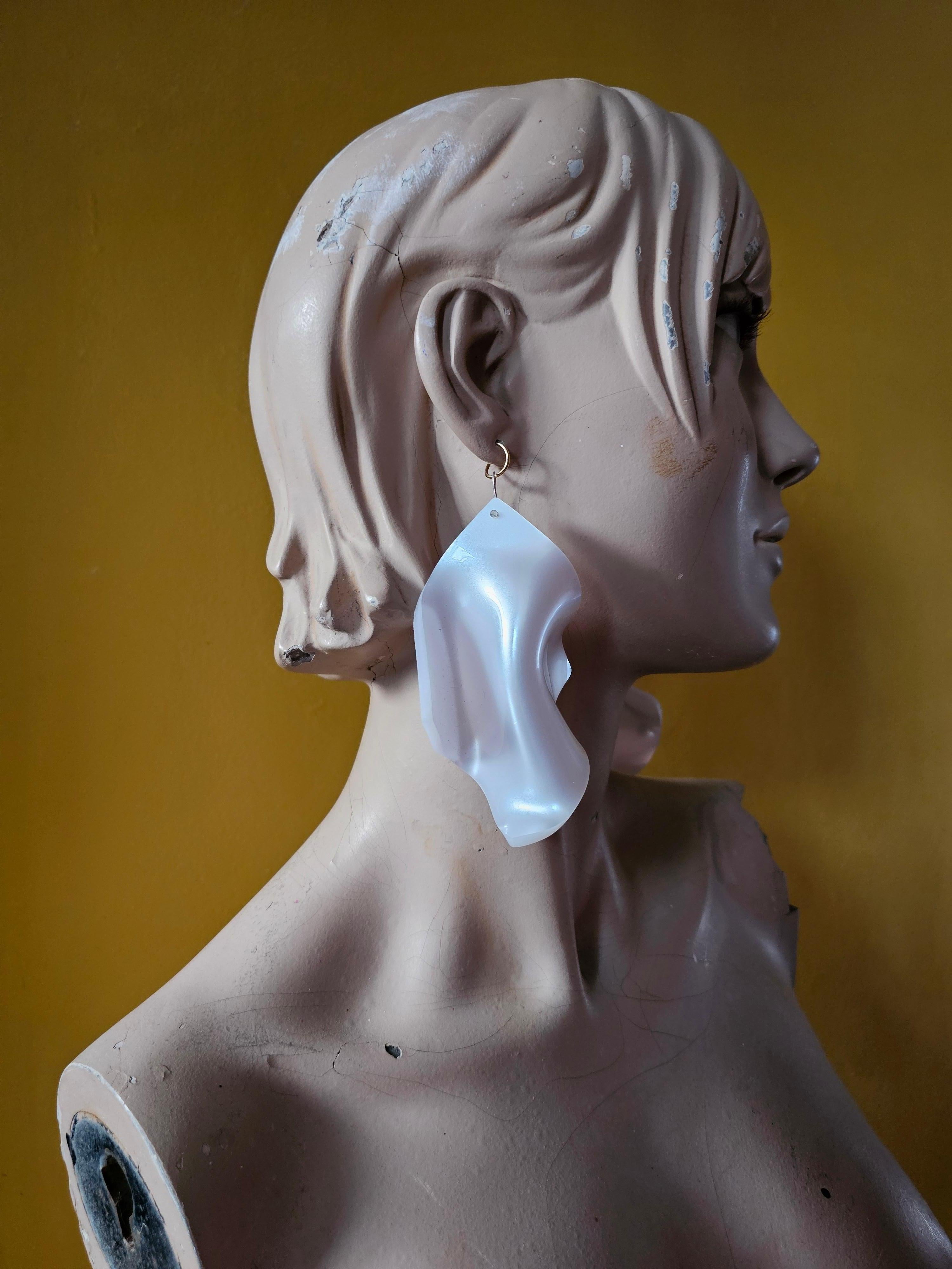 Orecchini Alina Alamorean Bianco Quadrato Scultoreo Contemporaneo Altuglass in vendita 7