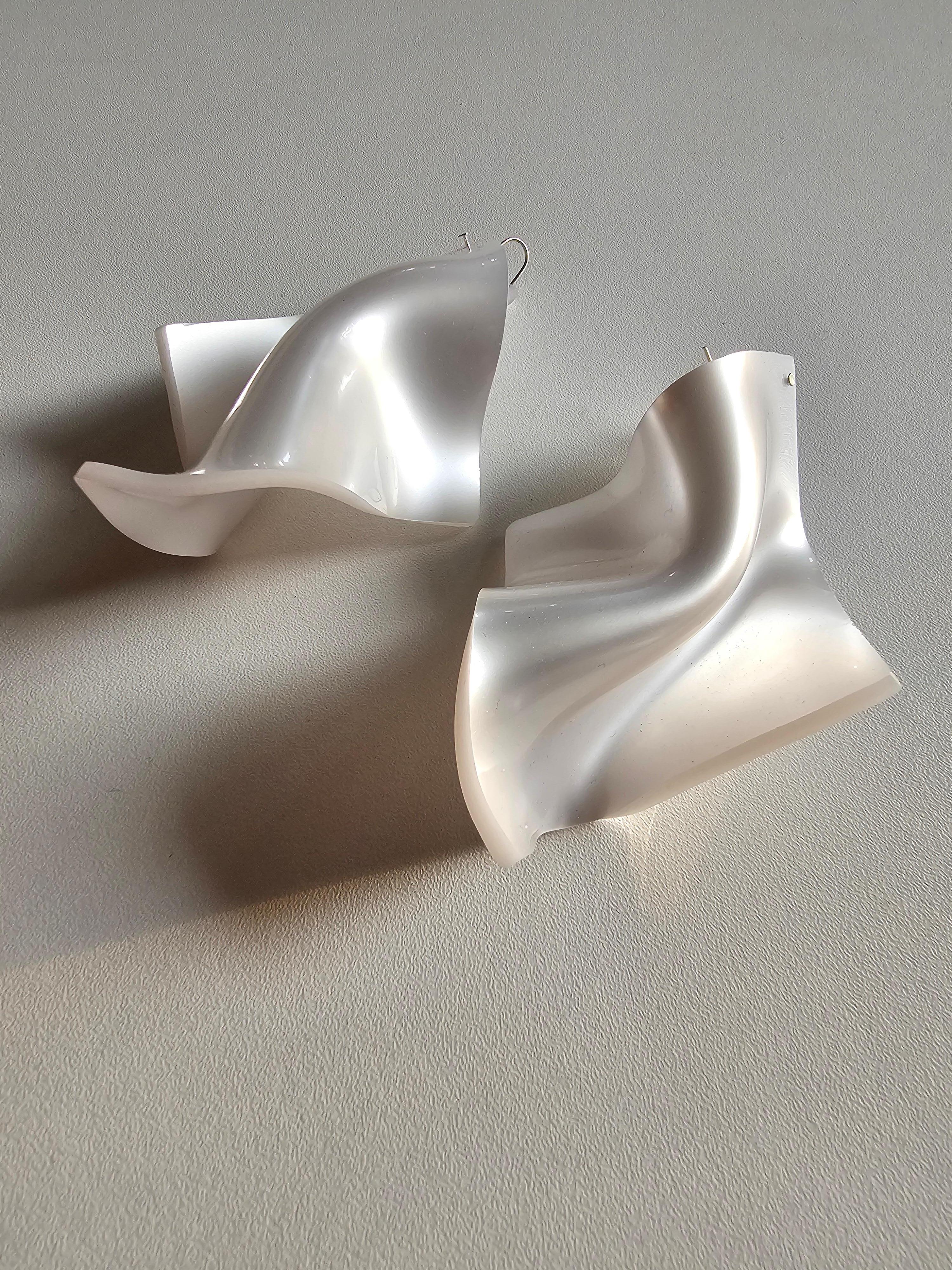 Orecchini Alina Alamorean Bianco Quadrato Scultoreo Contemporaneo Altuglass In condizioni Nuovo in vendita a Fresnes, IDF