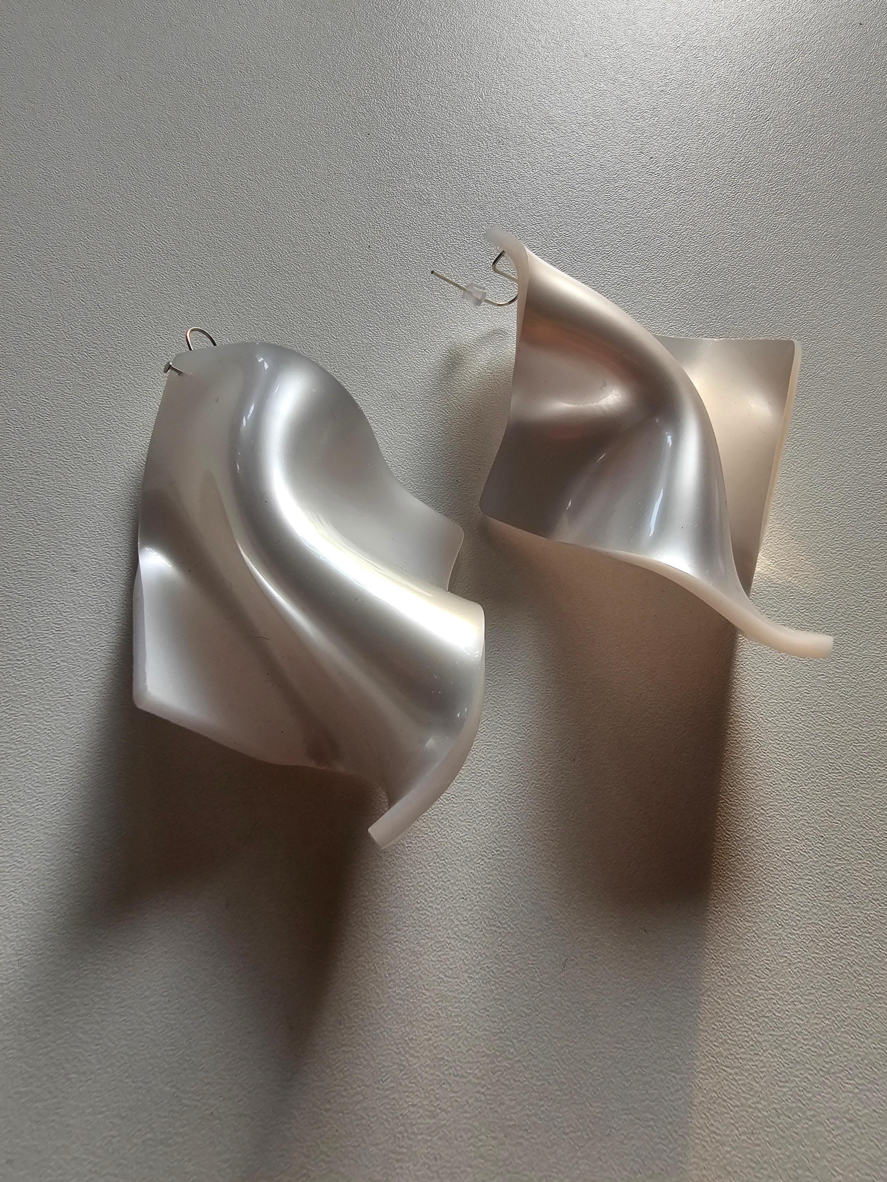 Donna Orecchini Alina Alamorean Bianco Quadrato Scultoreo Contemporaneo Altuglass in vendita