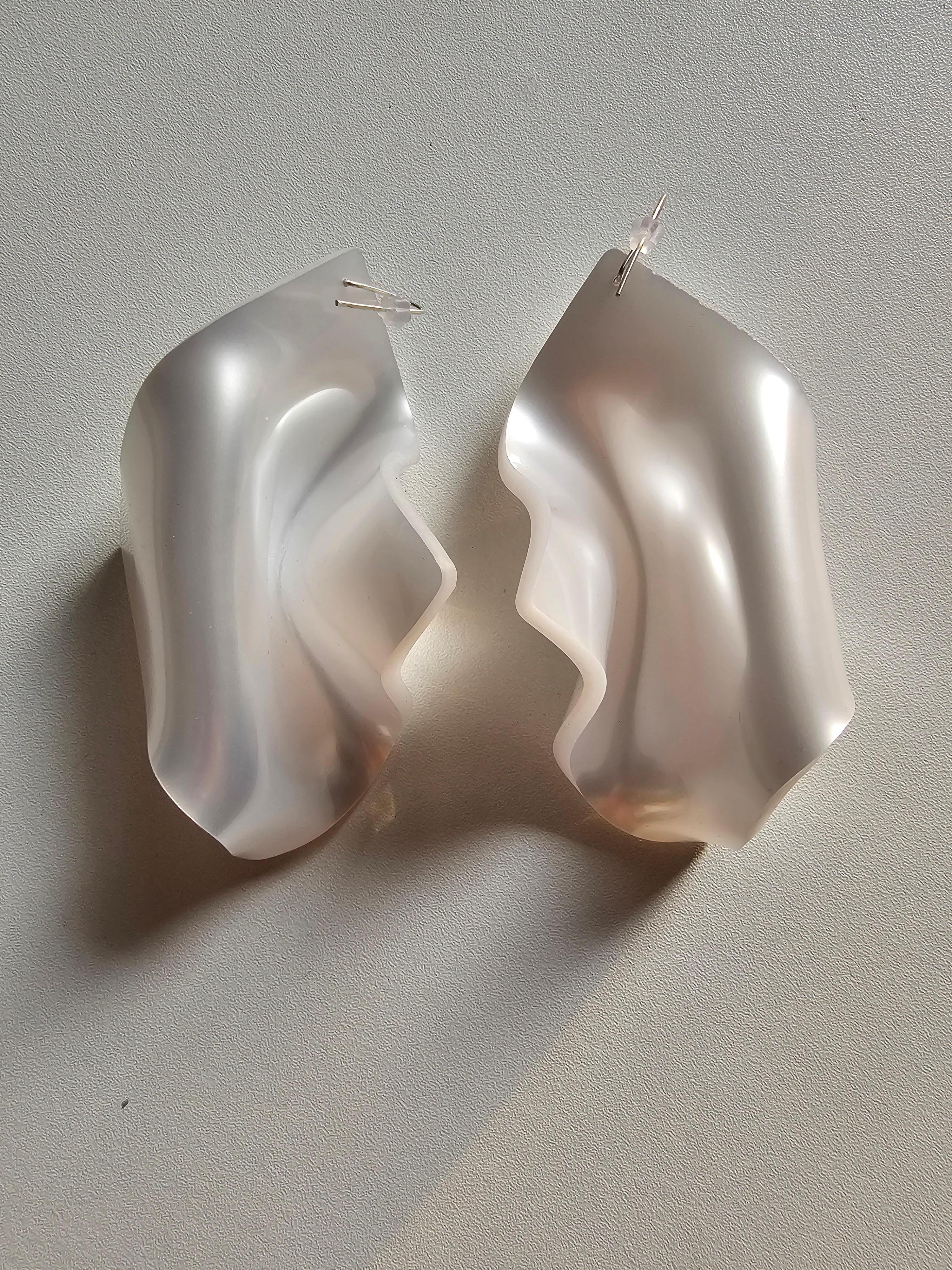 Orecchini Alina Alamorean Bianco Quadrato Scultoreo Contemporaneo Altuglass in vendita 1