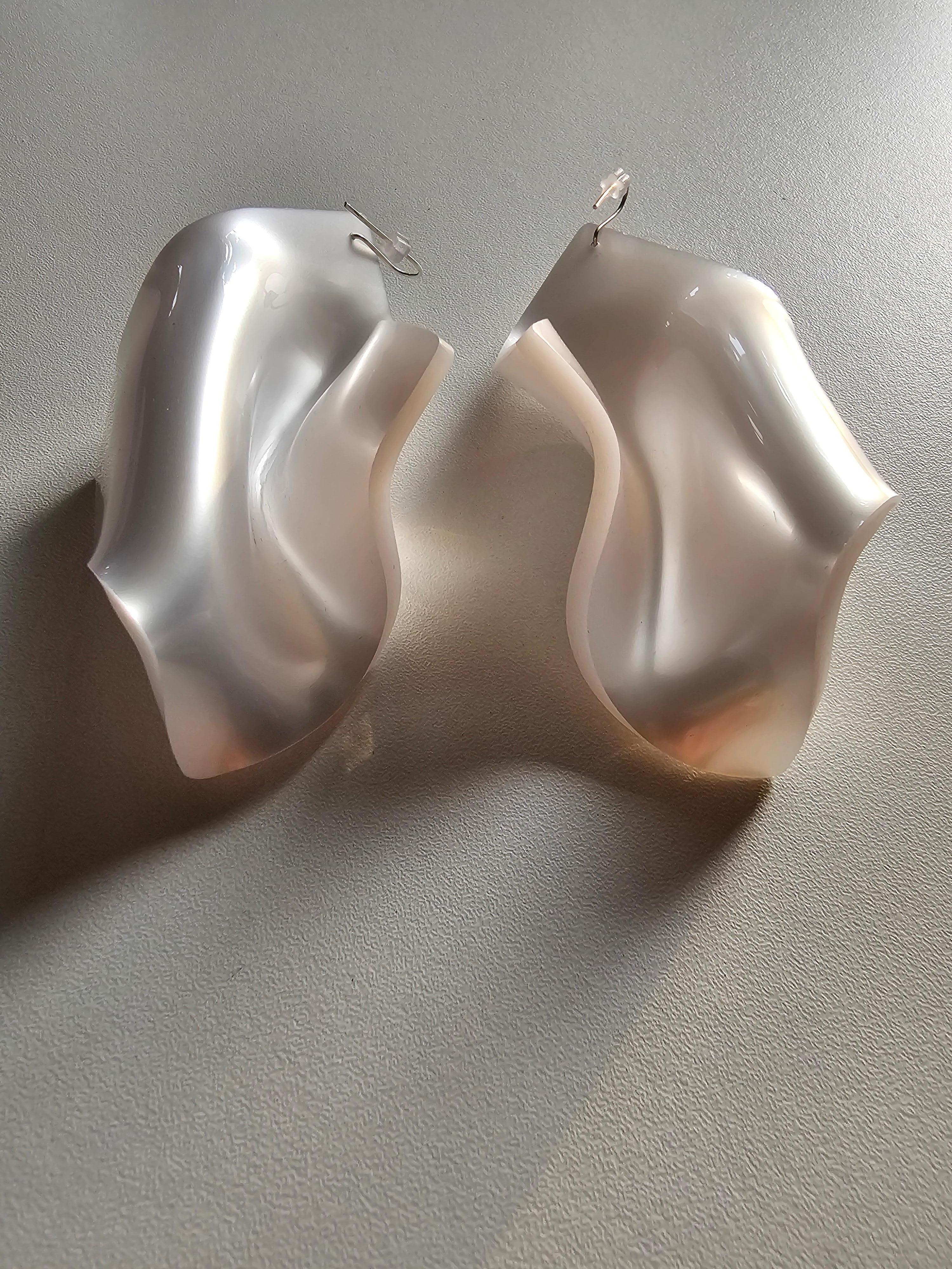 Orecchini Alina Alamorean Bianco Quadrato Scultoreo Contemporaneo Altuglass in vendita 2