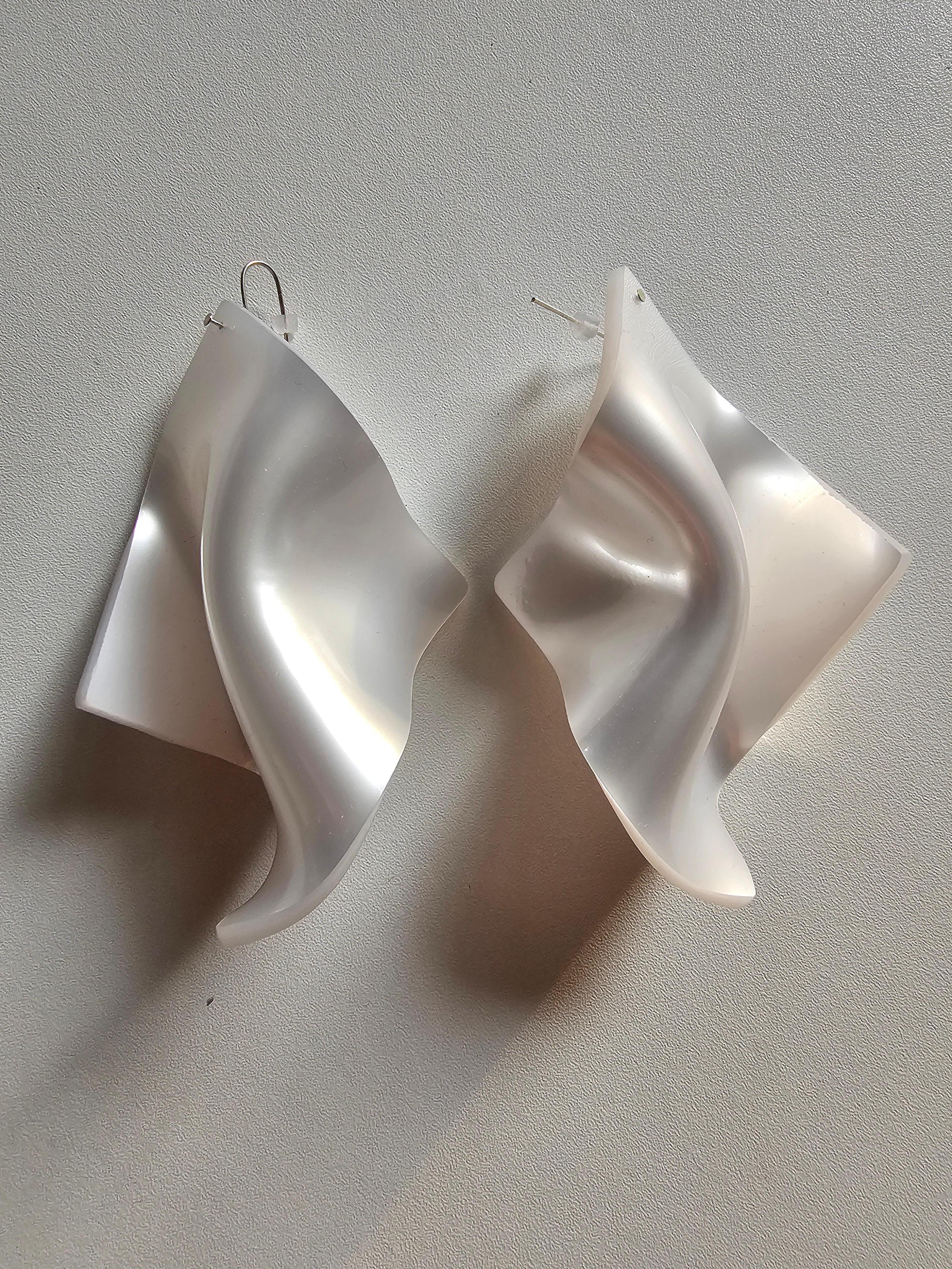 Orecchini Alina Alamorean Bianco Quadrato Scultoreo Contemporaneo Altuglass in vendita 3