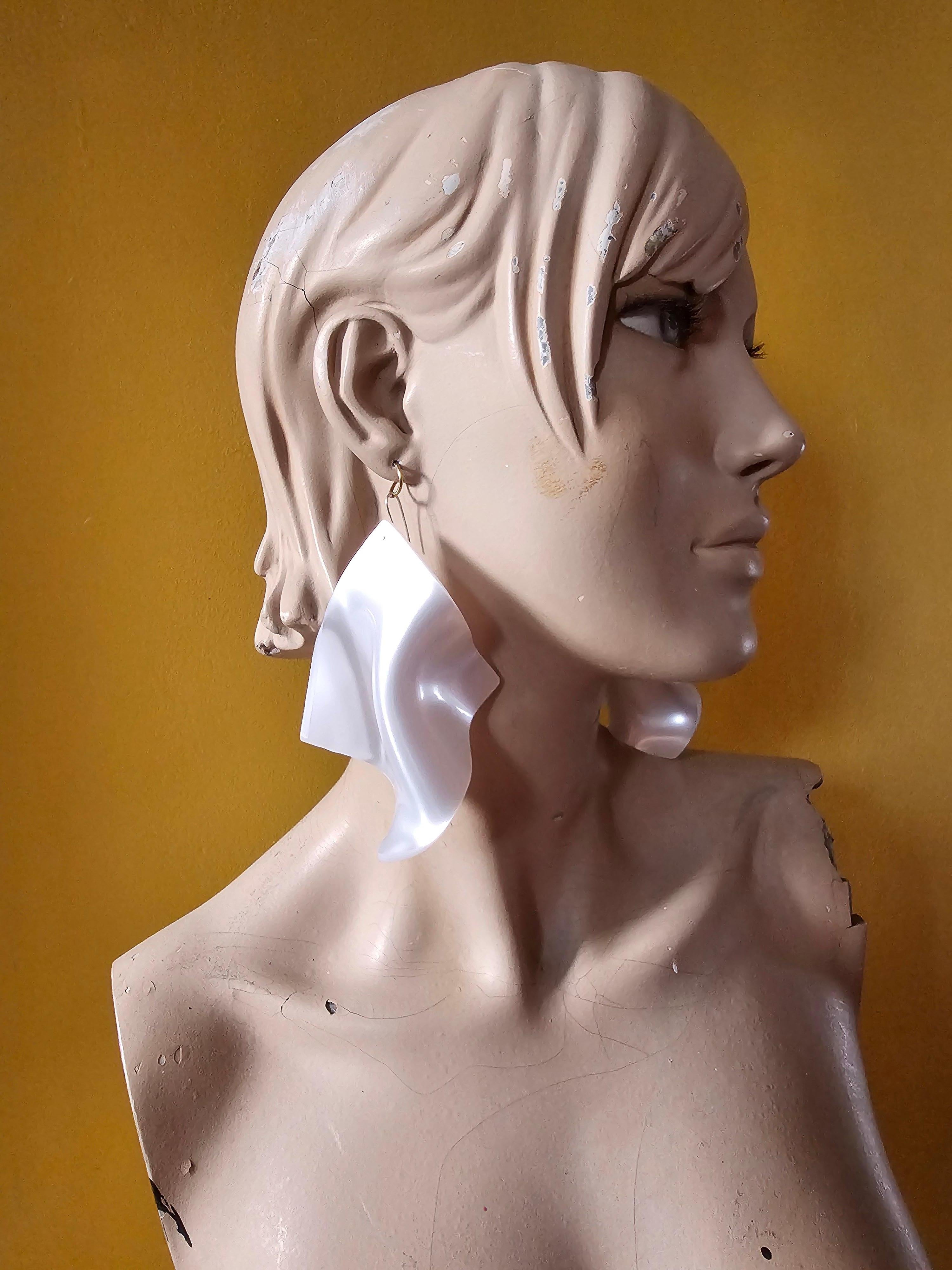 Orecchini Alina Alamorean Bianco Quadrato Scultoreo Contemporaneo Altuglass in vendita 4