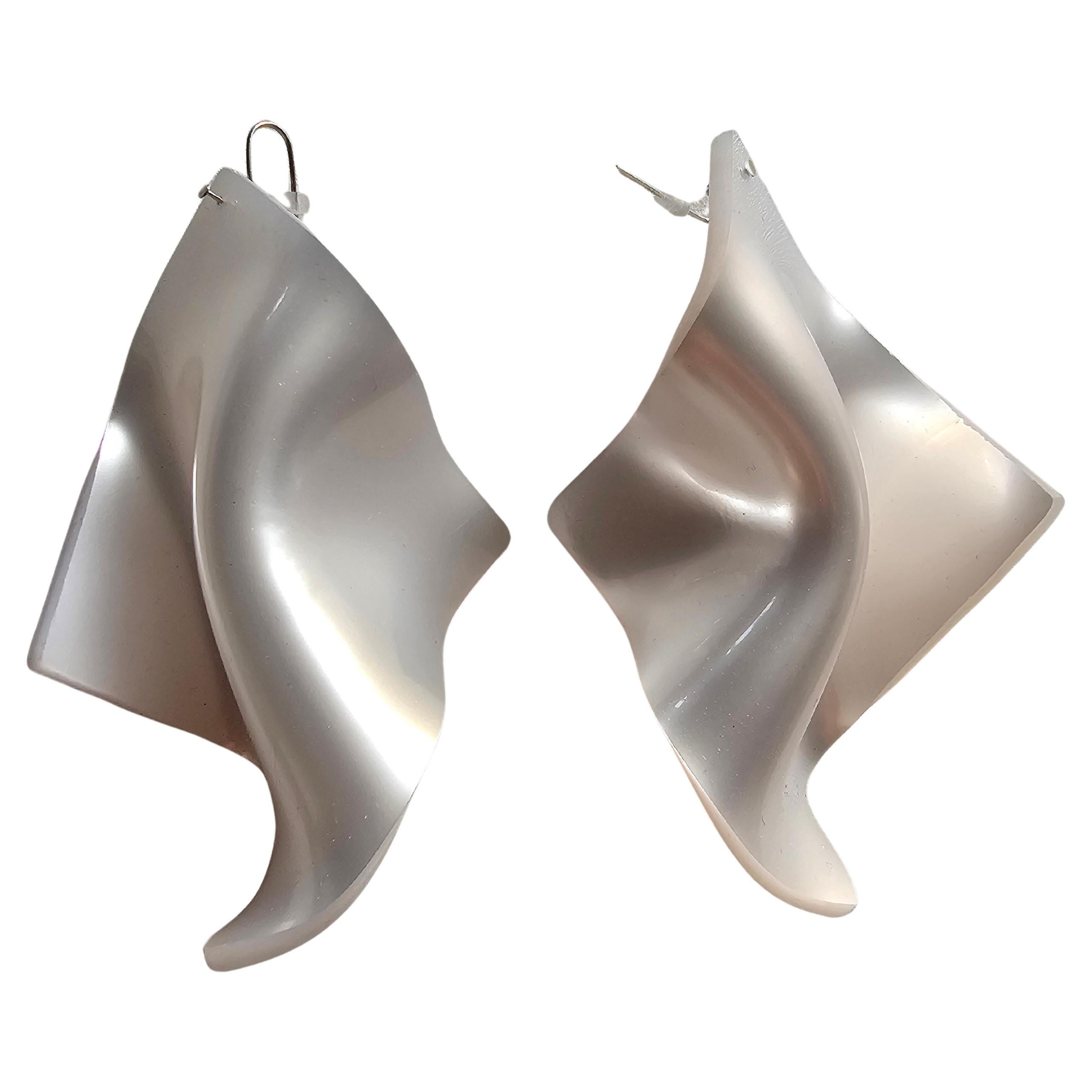 Orecchini Alina Alamorean Bianco Quadrato Scultoreo Contemporaneo Altuglass in vendita