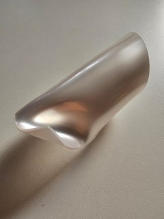 Alina Alamorean Puño escultural contemporáneo cuadrado blanco Altuglass