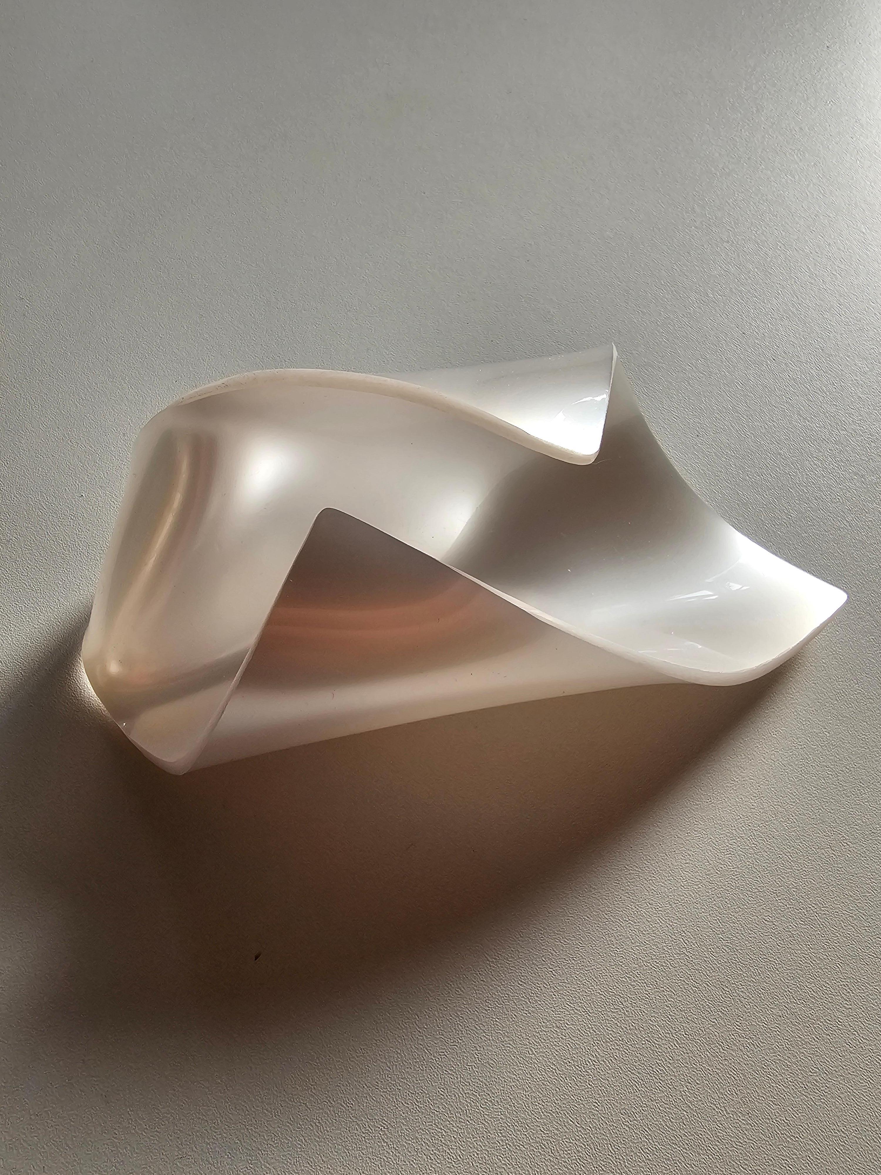 Polsino Alina Alamorean Bianco Quadrato Scultoreo Contemporaneo Altuglass in vendita 1