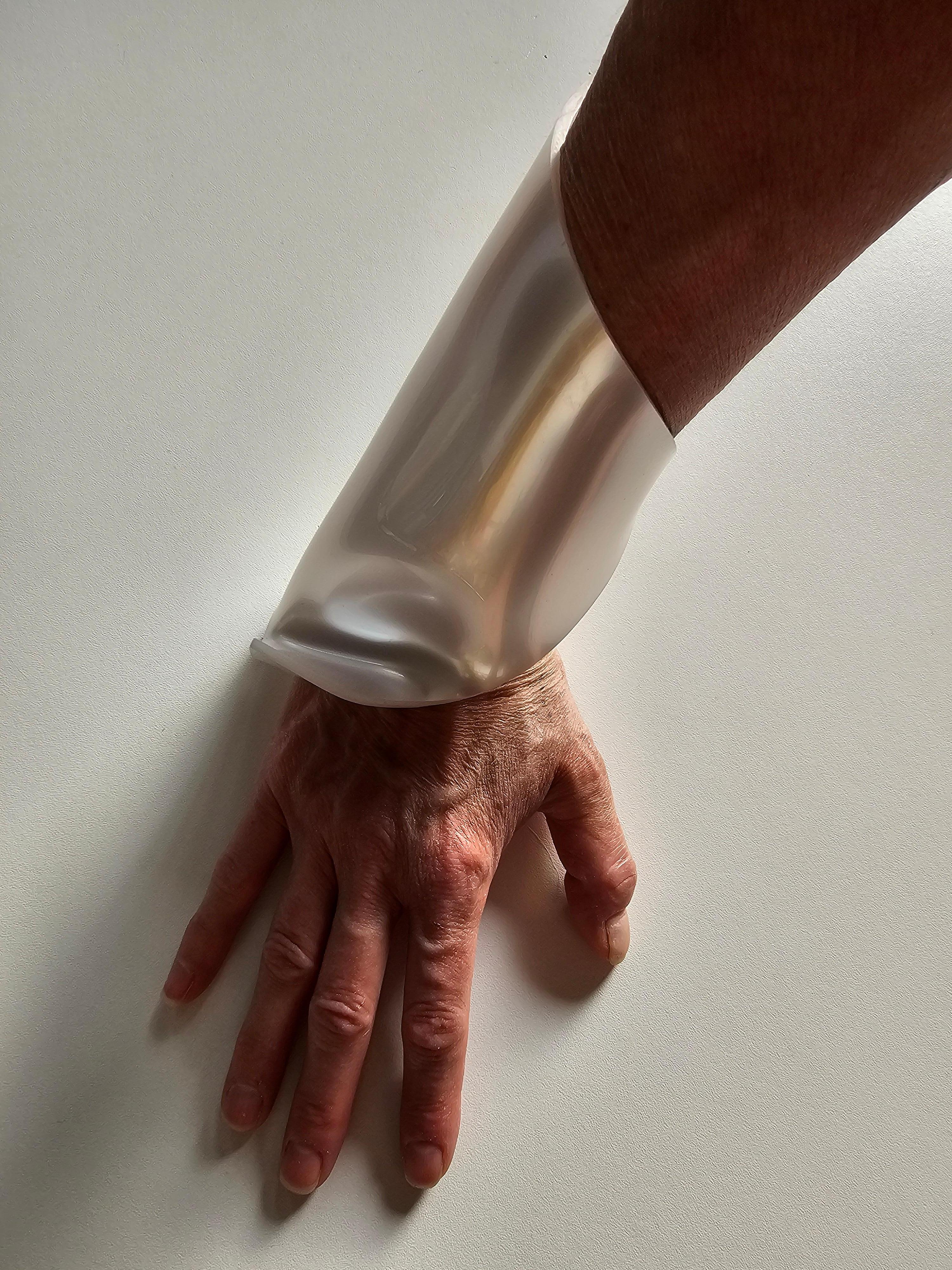 Polsino Alina Alamorean Bianco Quadrato Scultoreo Contemporaneo Altuglass in vendita 4