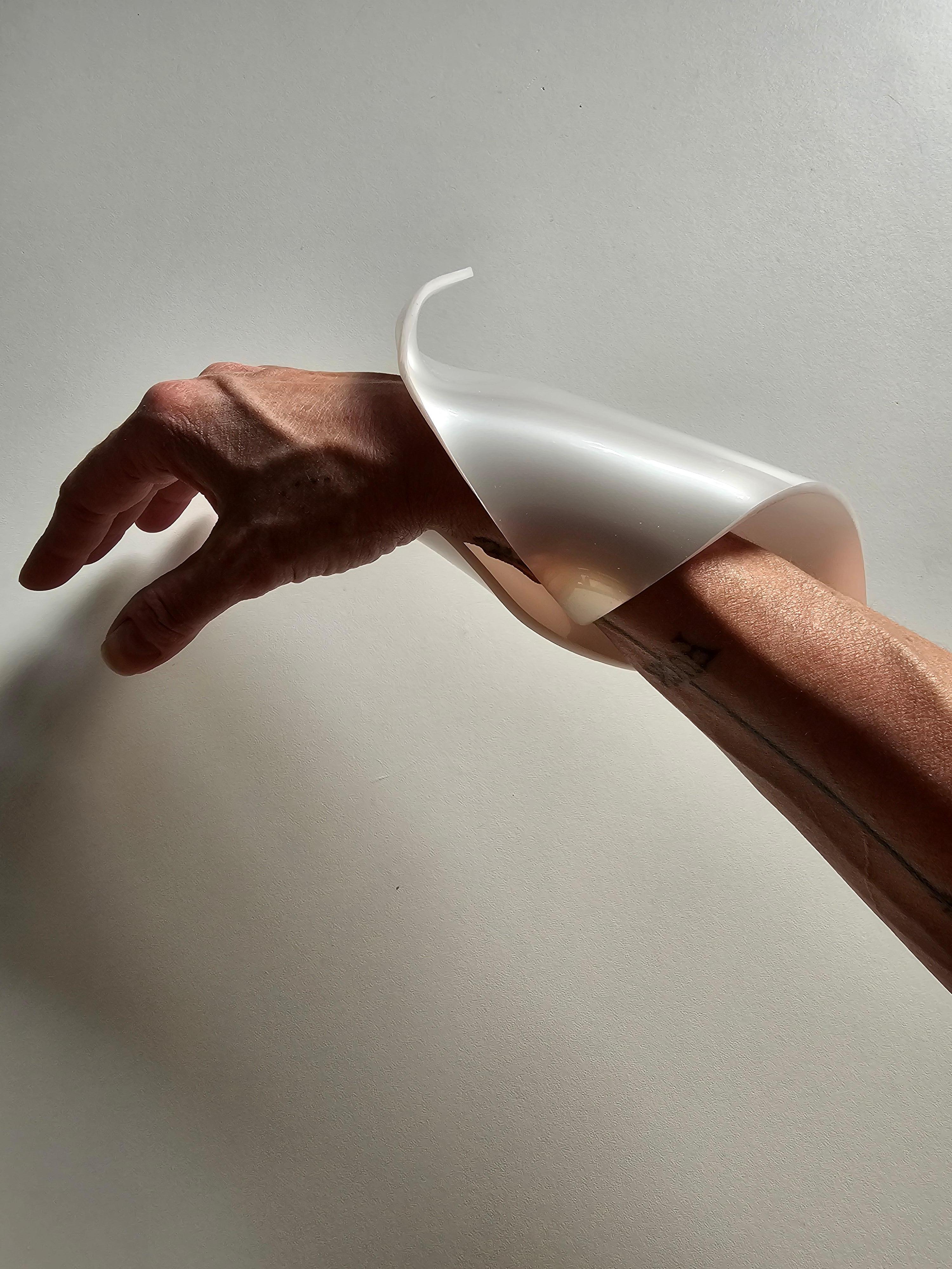 Polsino Alina Alamorean Bianco Quadrato Scultoreo Contemporaneo Altuglass in vendita 5