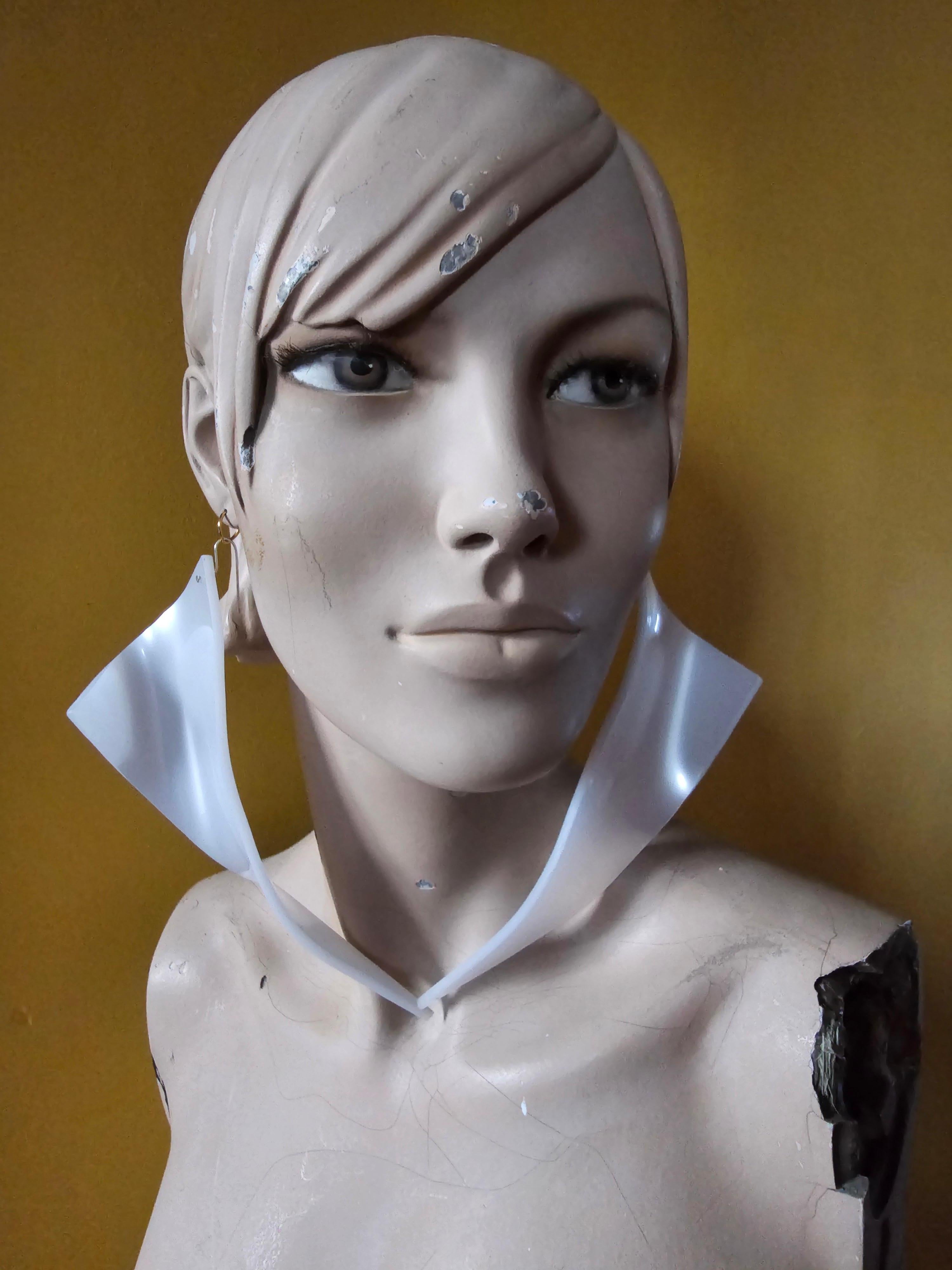 Alina Alamorean Orecchini scultorei contemporanei a triangolo bianco Altuglass in vendita 5